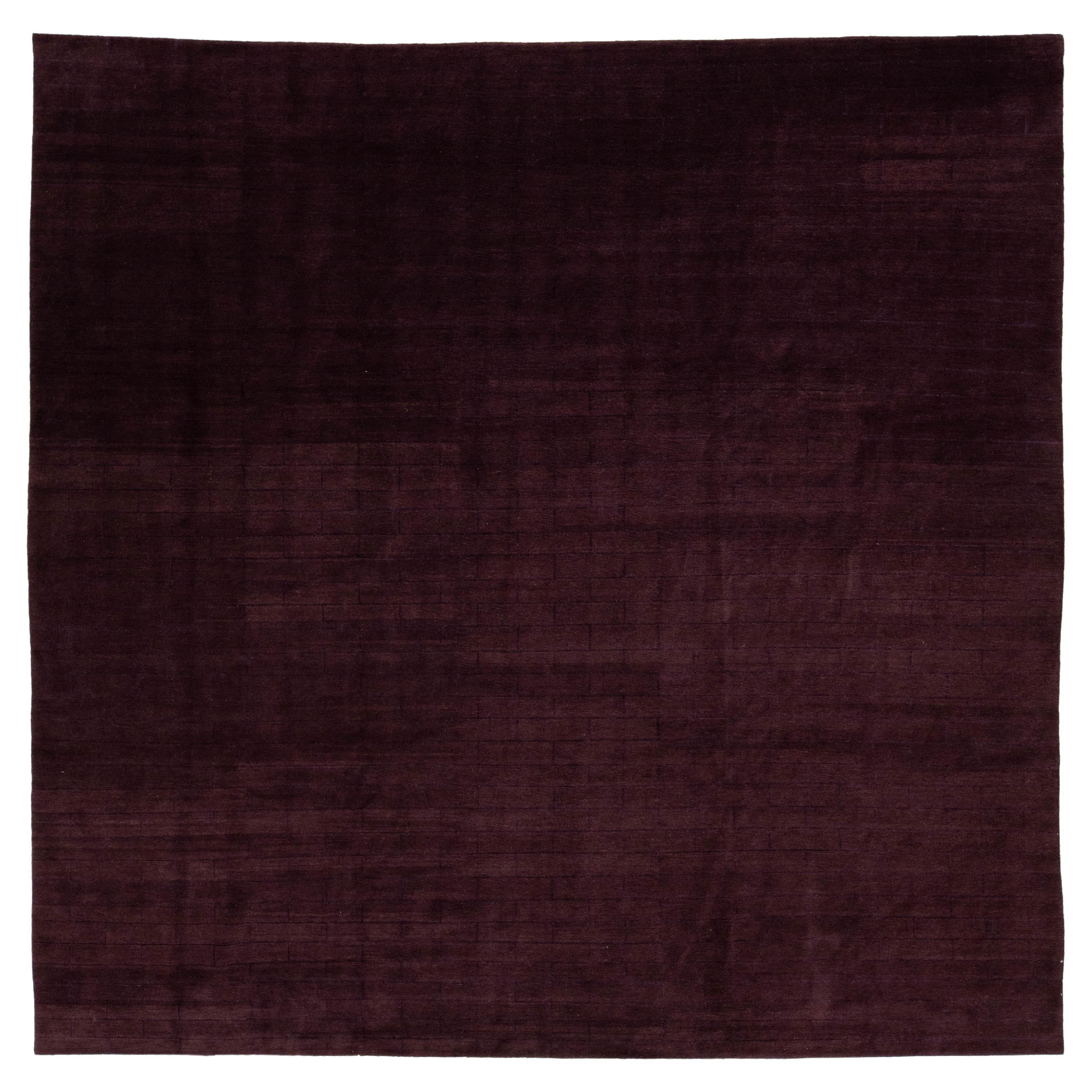 Tapis moderne en laine et soie à motifs tibétains en violet en vente