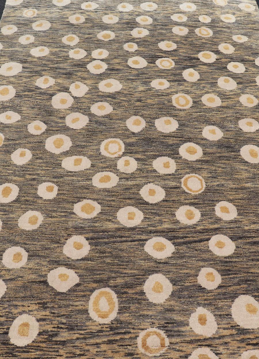 Misure 5'10 x 8'10

Questo pezzo presenta uno sfondo di campo misto, reso in cammello, verde e cacao. Il design è un motivo a punti asimmetrico nei colori crema e oro tenue. I punti sono sparsi sul campo in modo imprevedibile. 

Paese d'origine: