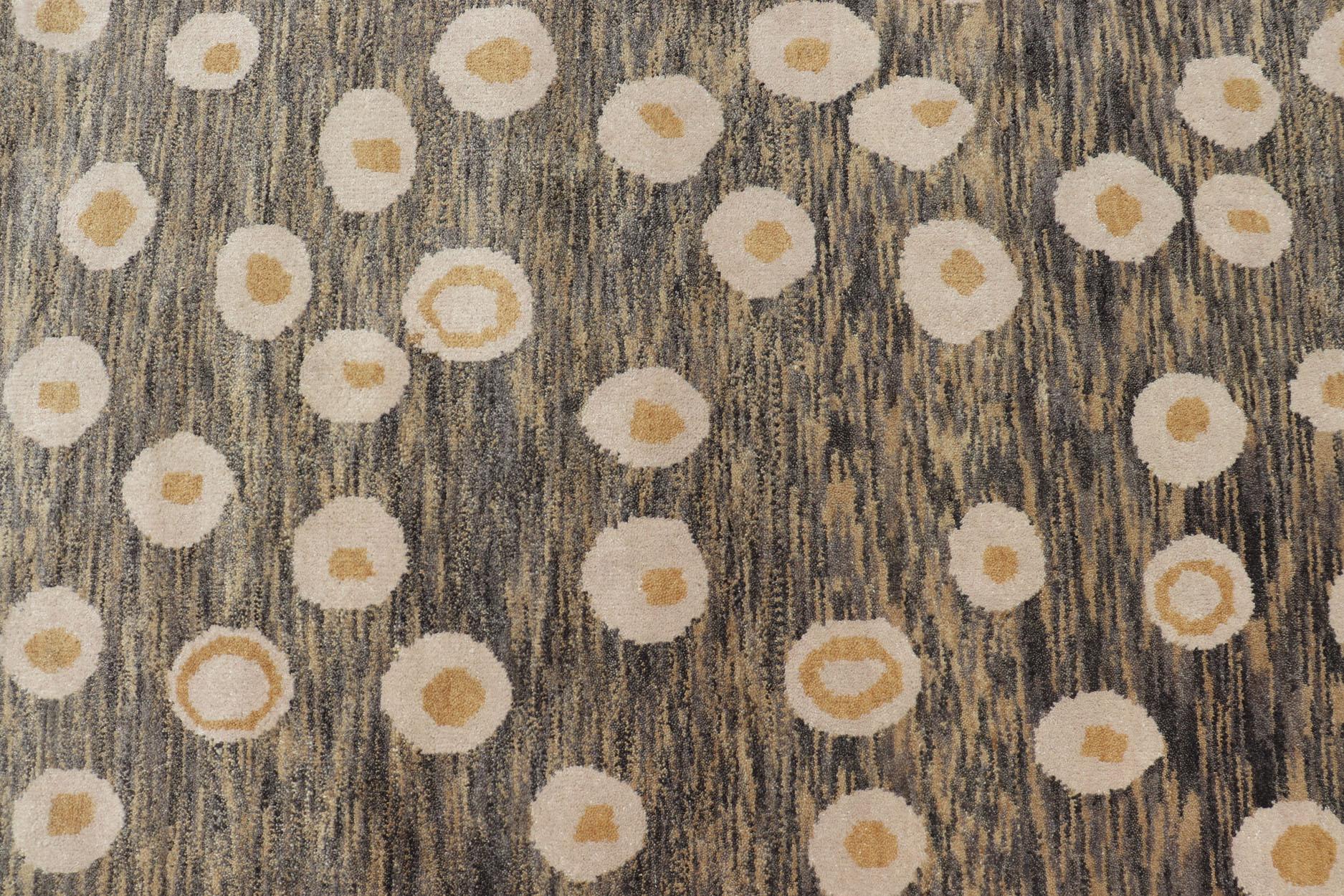 Indiano Tappeto moderno con design astratto nei toni del verde-marrone, crema e giallo in vendita