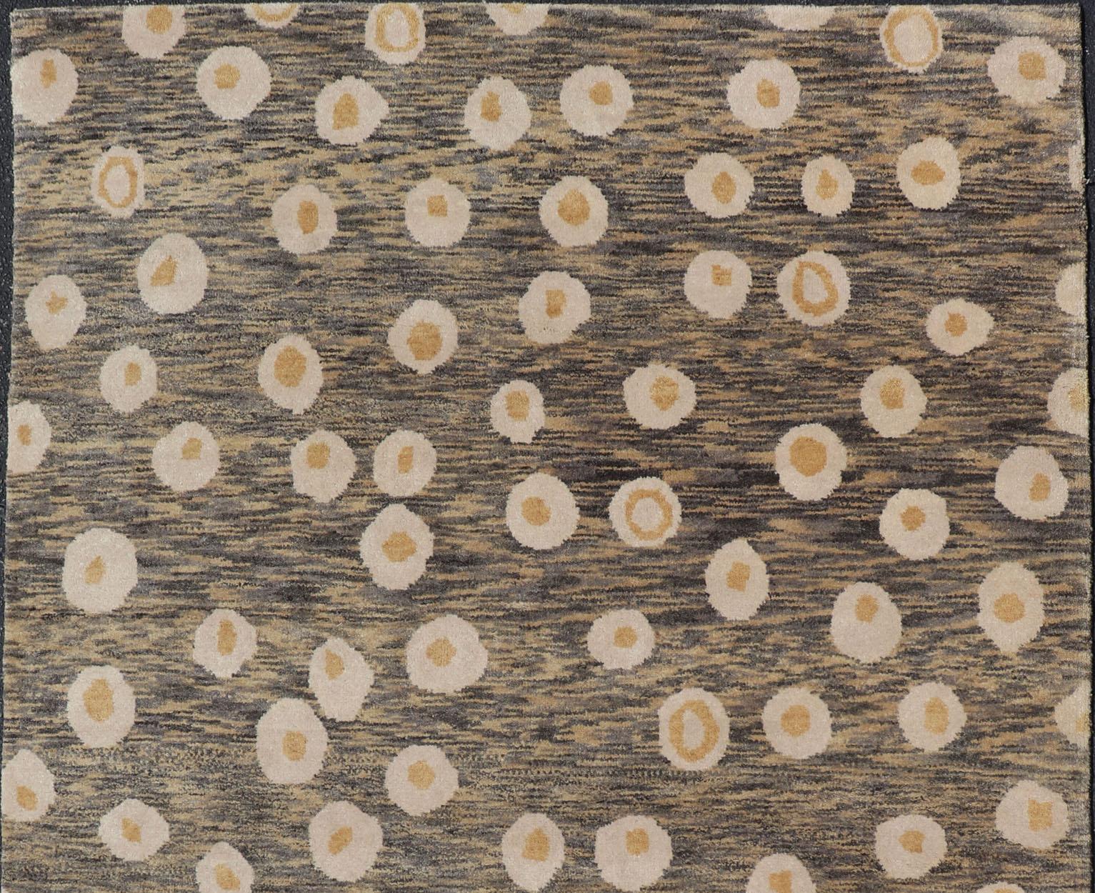 XXI secolo e contemporaneo Tappeto moderno con design astratto nei toni del verde-marrone, crema e giallo in vendita