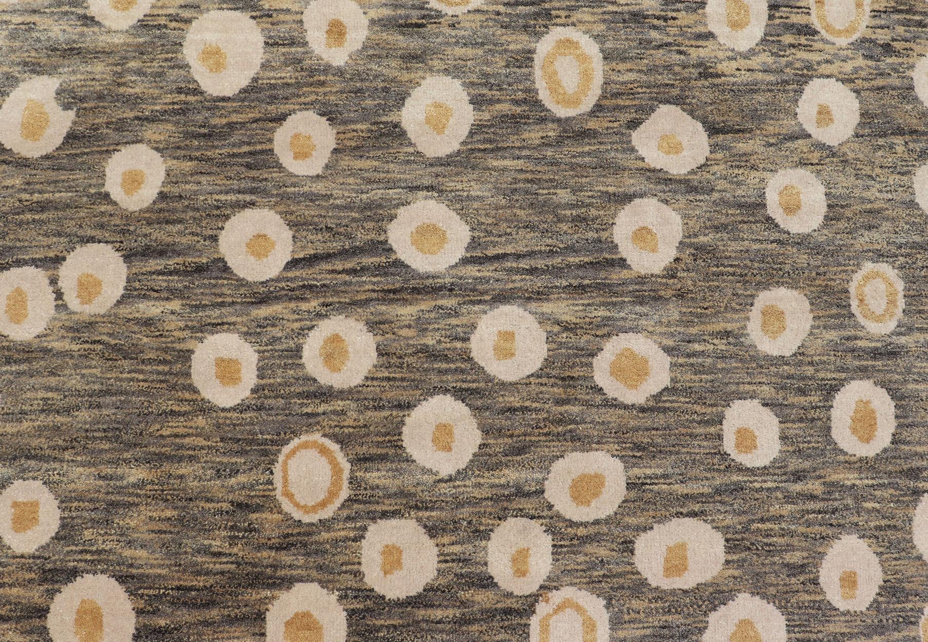 Tappeto moderno con design astratto nei toni del verde-marrone, crema e giallo in vendita 1