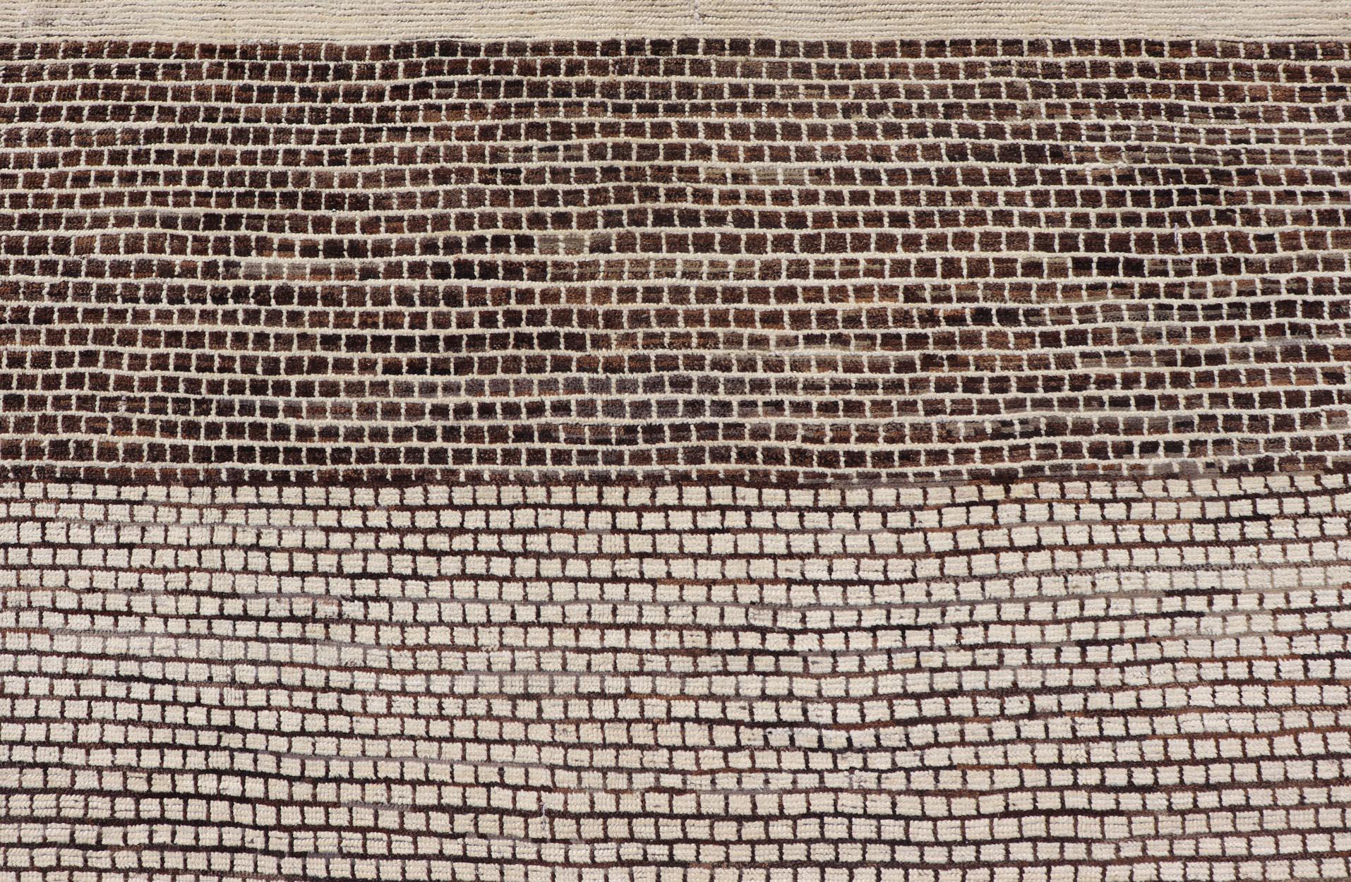 Moderner Teppich mit Ziegelsteinmuster in Braun und Creme von Keivan Woven Arts. 

Maße: 9'4 x 11'1.  

Dieser moderne Teppich wurde aus feiner Wolle handgeknüpft. Der Teppich zeichnet sich durch ein modernes geometrisches Ziegelsteinmuster aus, das