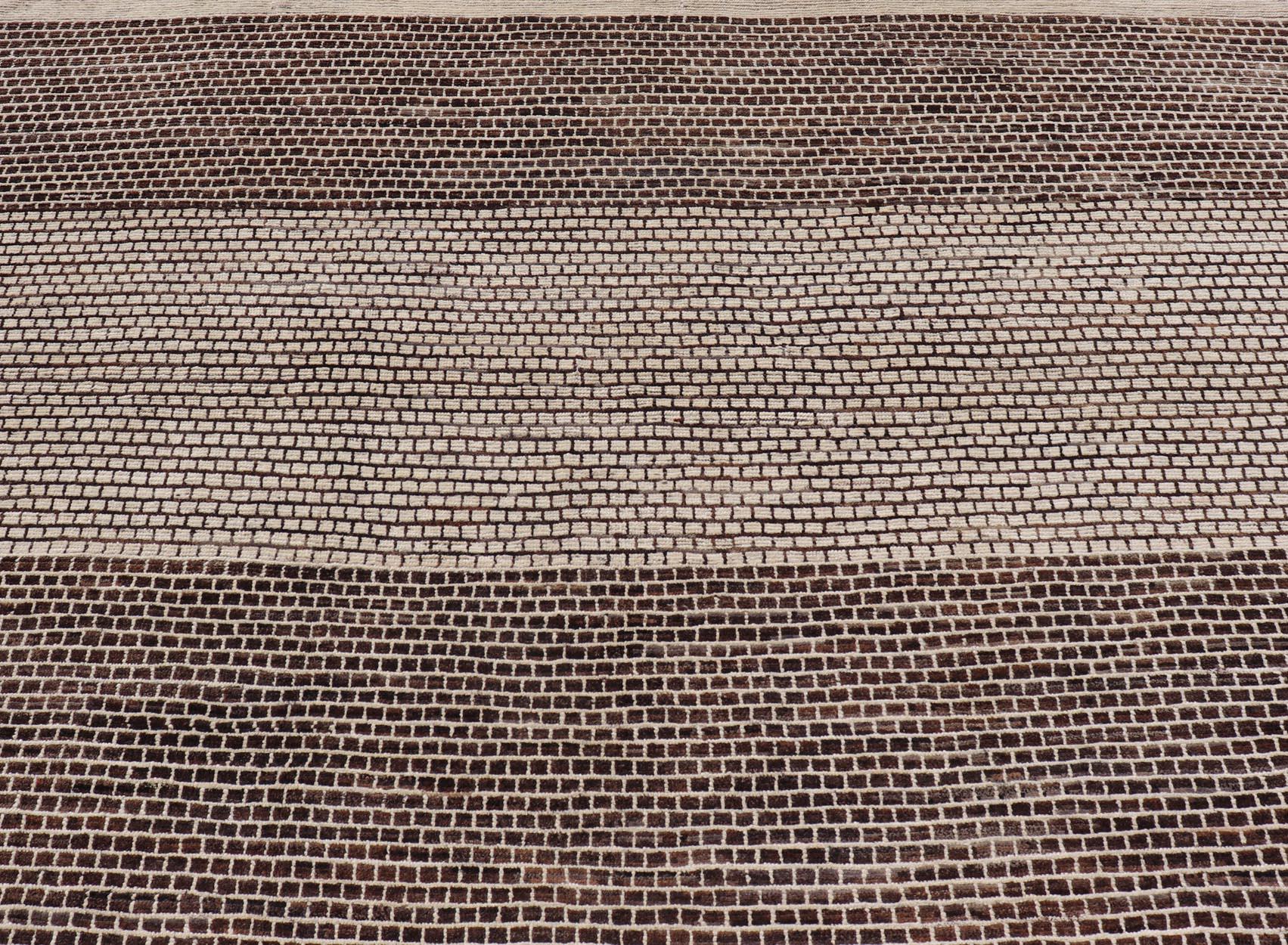 Moderner Teppich mit Ziegelsteinmuster in Brown und Creme von Keivan Woven Arts 9'4 x 11'1 (Afghanisch) im Angebot