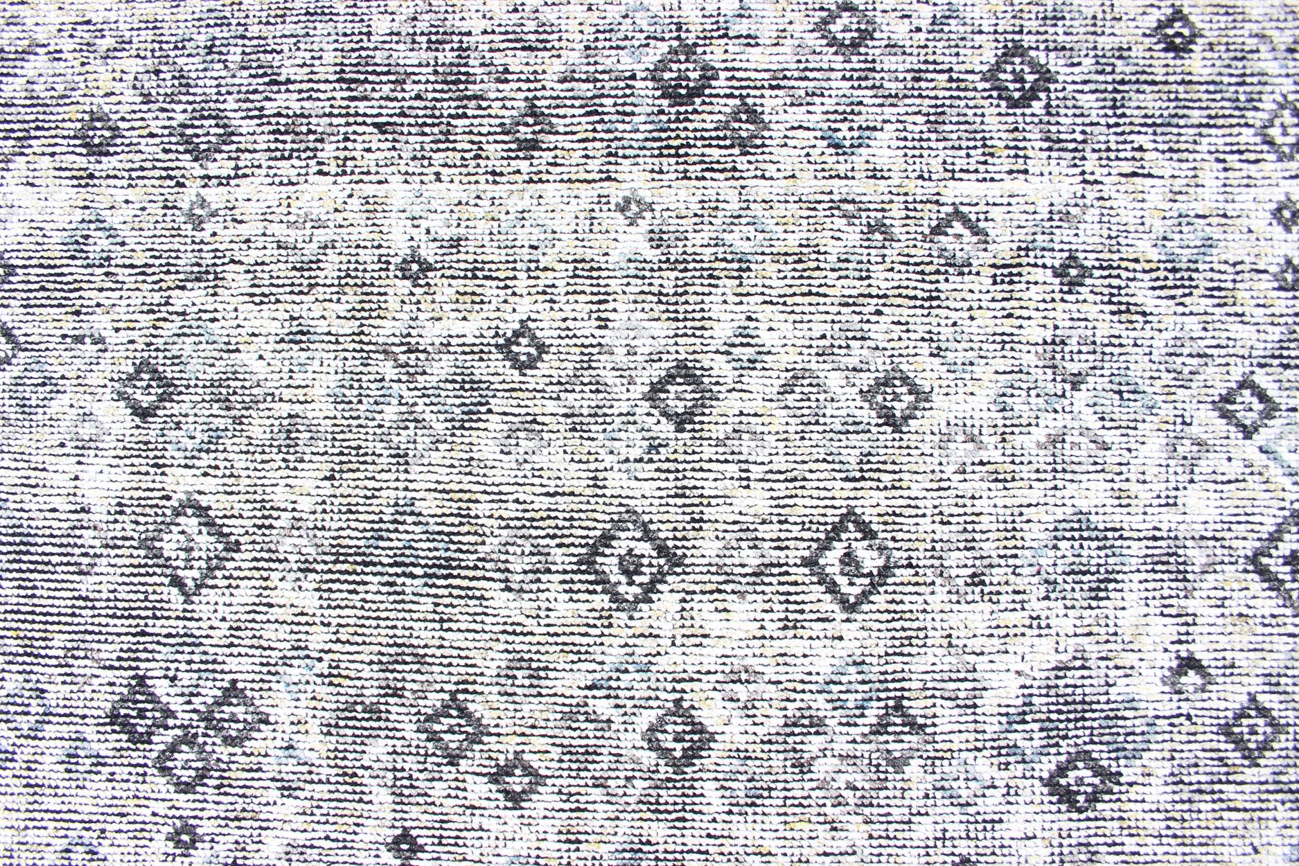 Misure: 8'5 x 9'10 

Tappeto moderno con sottile motivo a diamante in grigio tenue e avorio  8'5 x 9'10. 
Tappeto Keivan Woven Arts /KHN-1020/ Inizio 21° secolo, India/ Moderno. 

Questo tappeto moderno presenta un raffinato motivo a rombi all-over