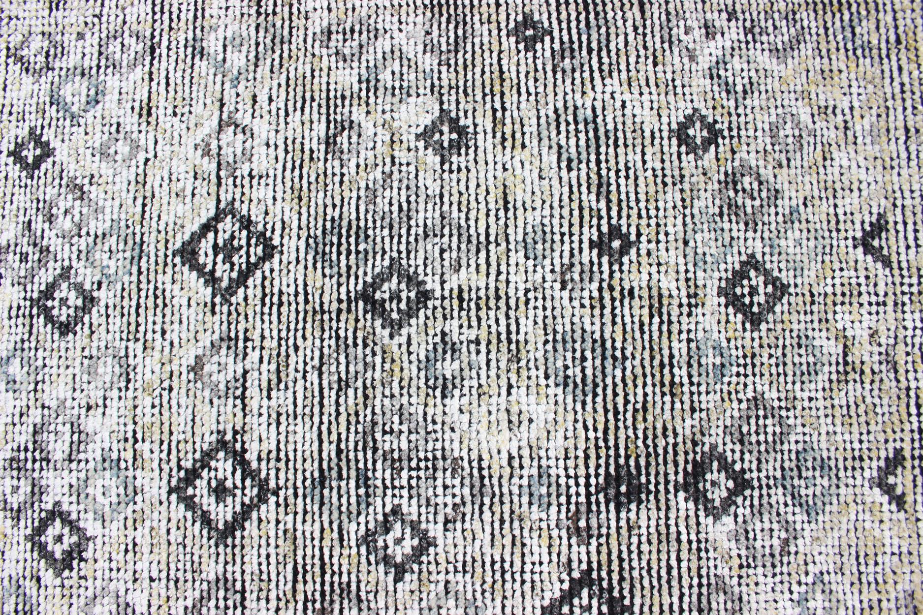 Moderno Tappeto moderno con sottile motivo a diamante in grigio tenue e avorio  8'5 x 9'10 in vendita