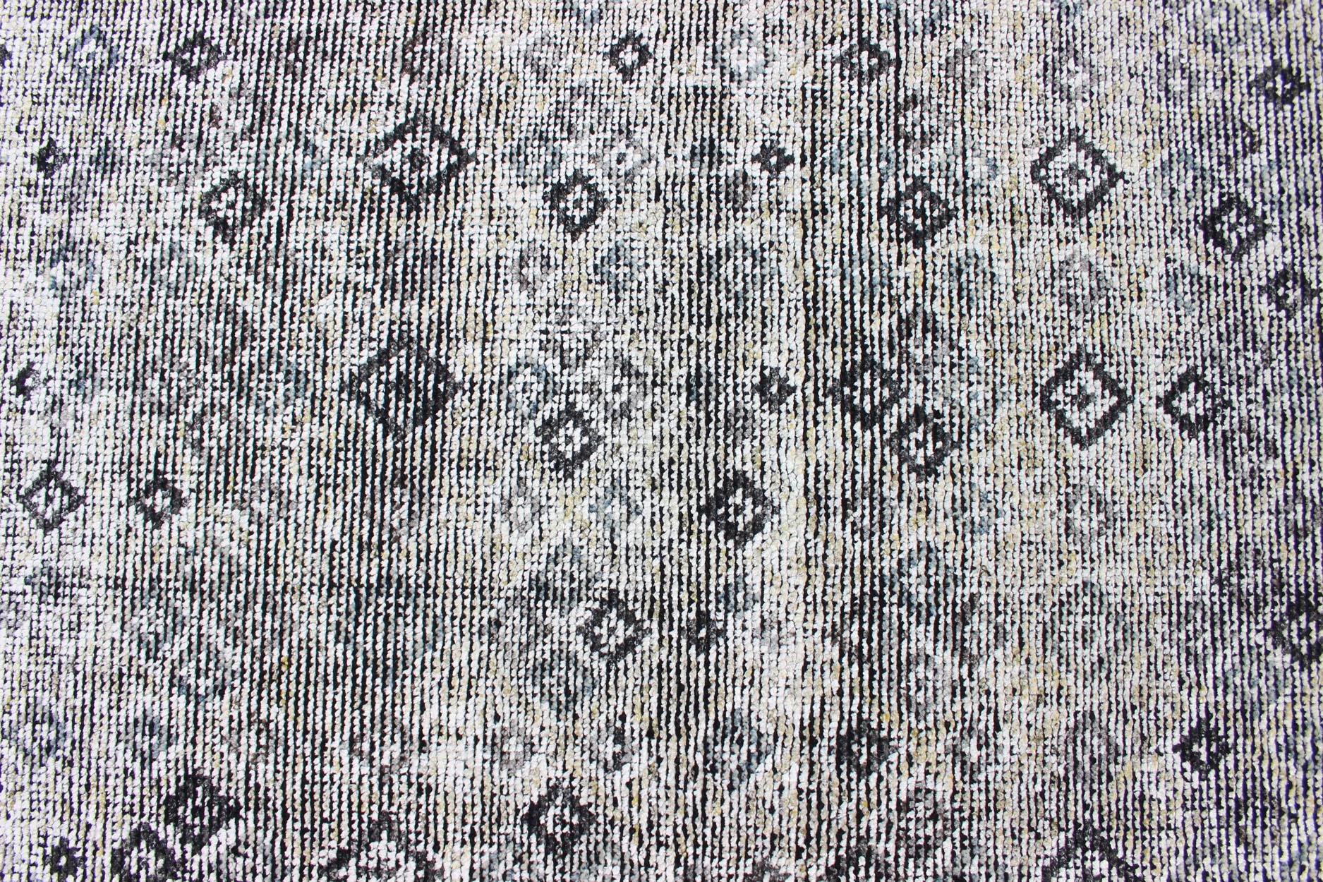 Indiano Tappeto moderno con sottile motivo a diamante in grigio tenue e avorio  8'5 x 9'10 in vendita