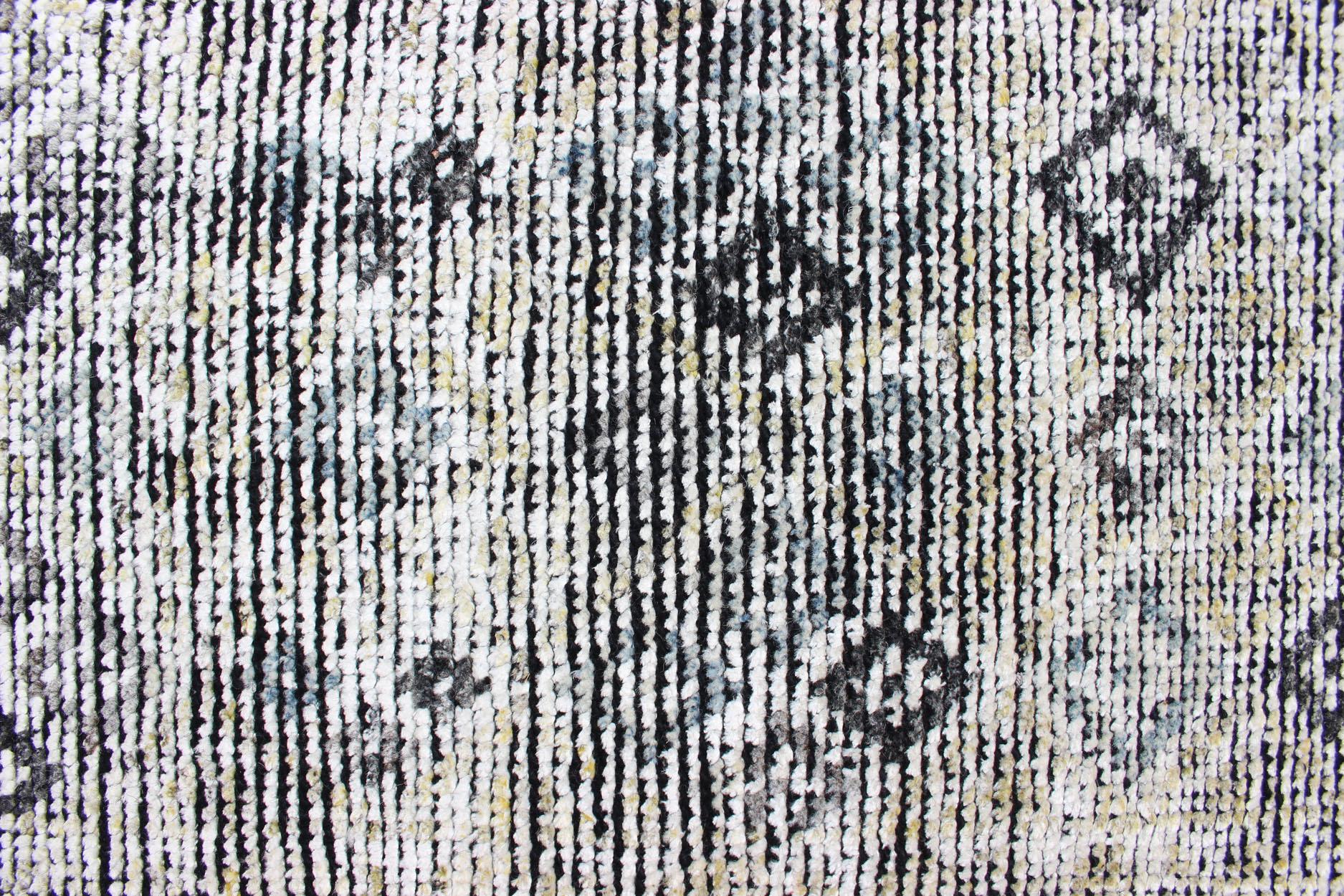 Tappeto moderno con sottile motivo a diamante in grigio tenue e avorio  8'5 x 9'10 In condizioni buone in vendita a Atlanta, GA