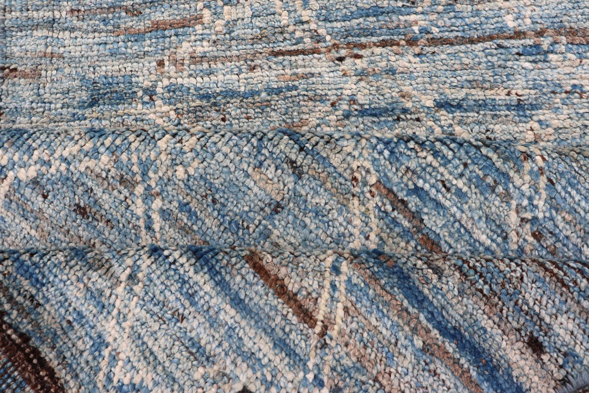 Tappeto moderno con design tradizionale in color crema e blu cielo in vendita 2