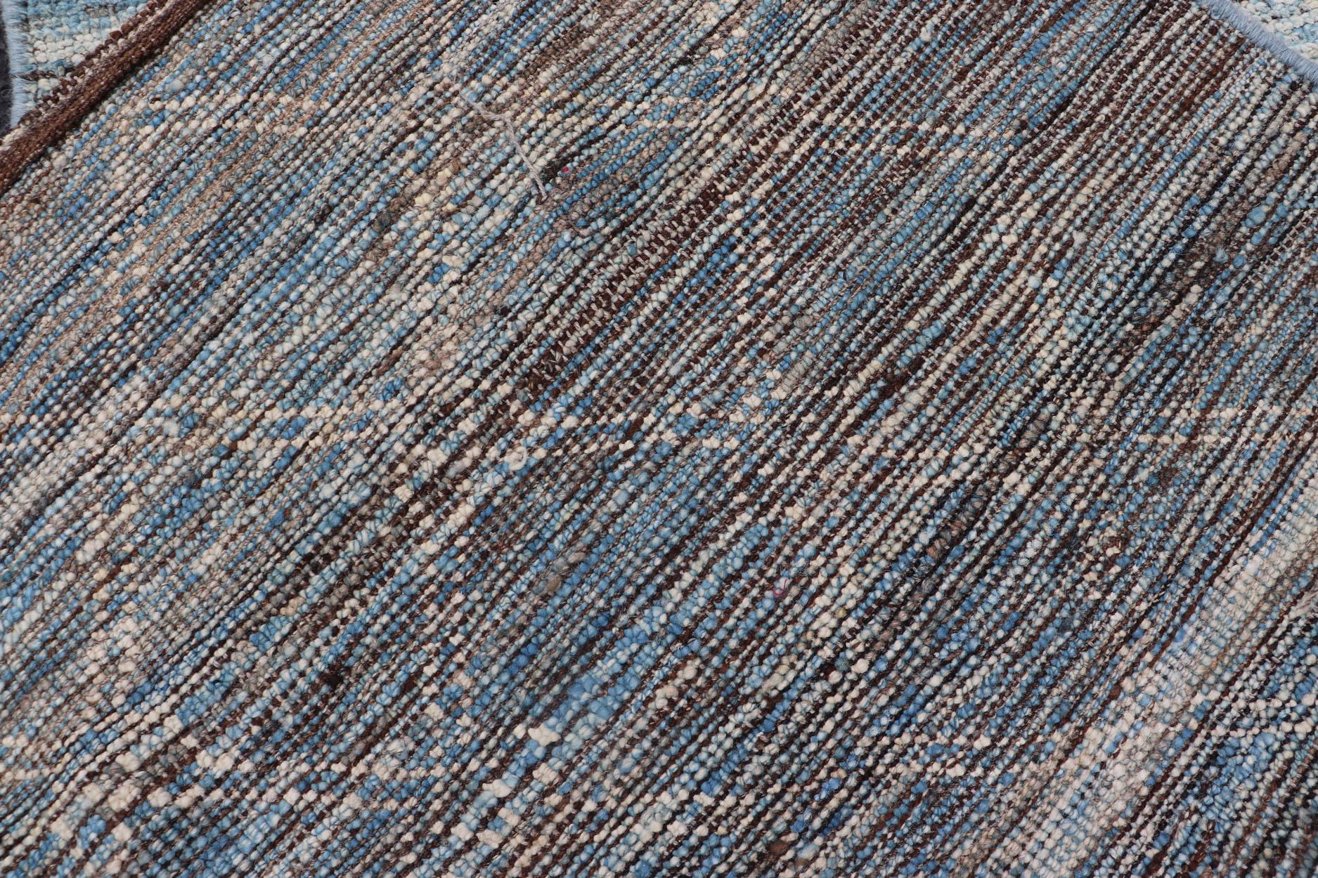 Tappeto moderno con design tradizionale in color crema e blu cielo in vendita 3