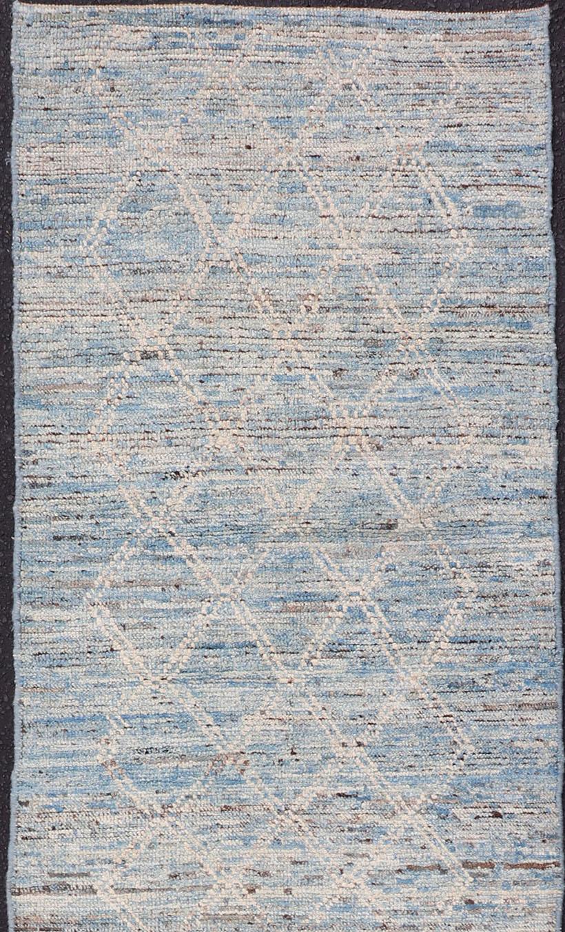 Tappeto moderno con disegno tribale variegato color crema e azzurro, tappeto AFG-33328, tipo / paese d'origine: Afghanistan / Moderno, condizione: nuovo. Keivan Woven Arts 

Questo nuovissimo tappeto presenta un disegno tribale afghano e una lana