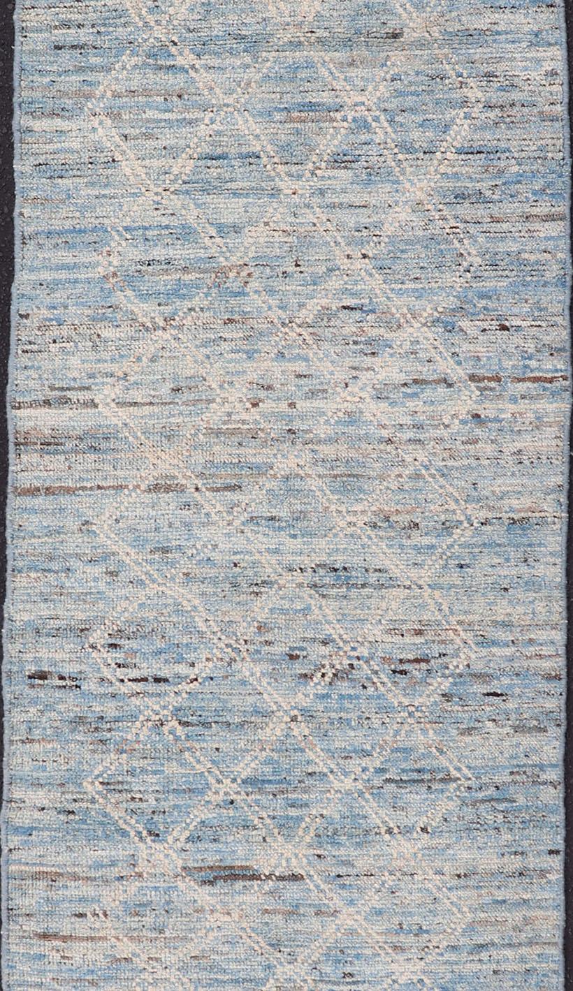 Moderno Tappeto moderno con design tradizionale in color crema e blu cielo in vendita