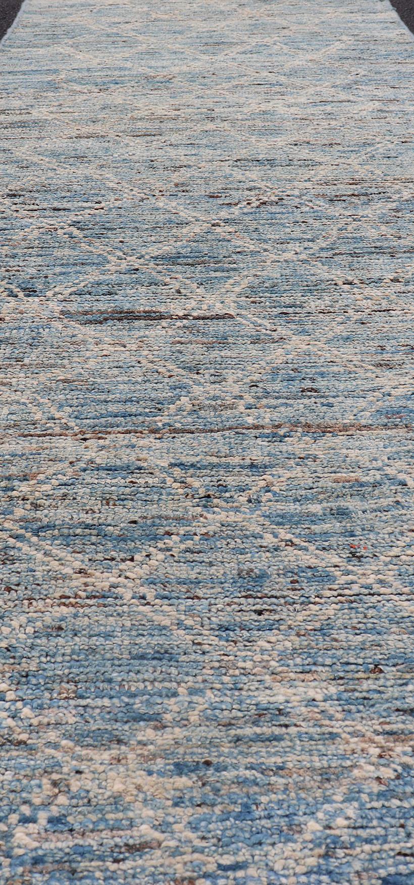 Tappeto moderno con design tradizionale in color crema e blu cielo In condizioni Nuovo in vendita a Atlanta, GA