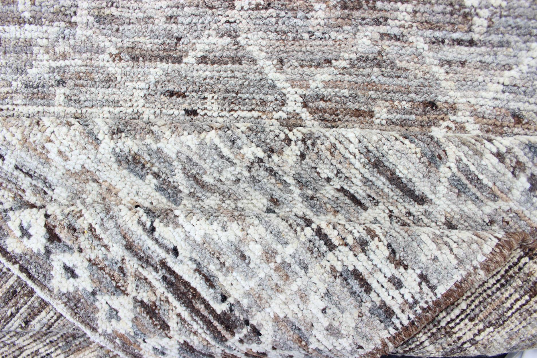 Moderner moderner Teppich mit Stammesmuster in Hellgrau, Taupe, Braun und Naturfarben (Wolle) im Angebot