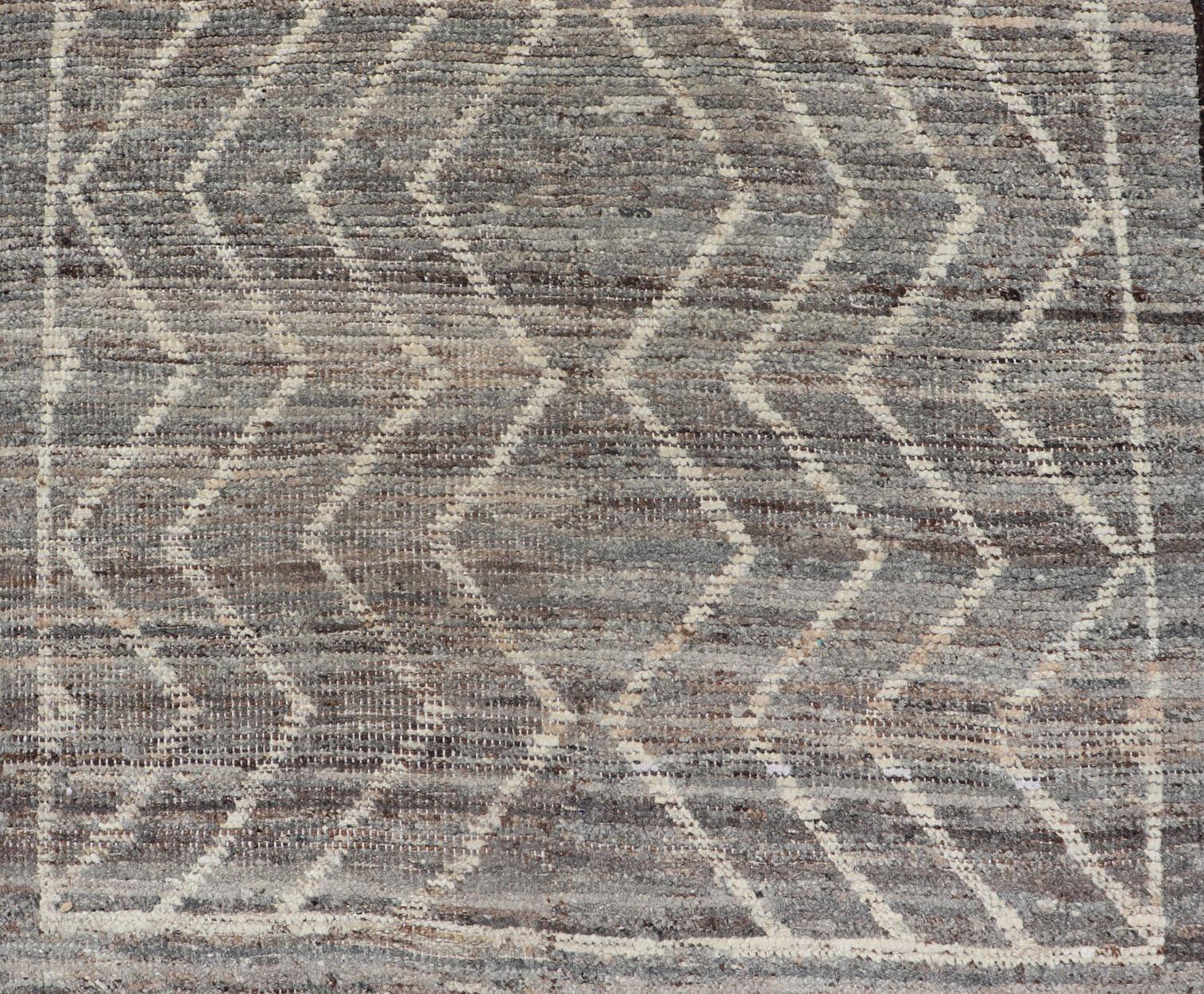 Moderner moderner Teppich mit Stammesmuster in Hellgrau, Taupe, Creme und natürlichen Farben im Angebot 2