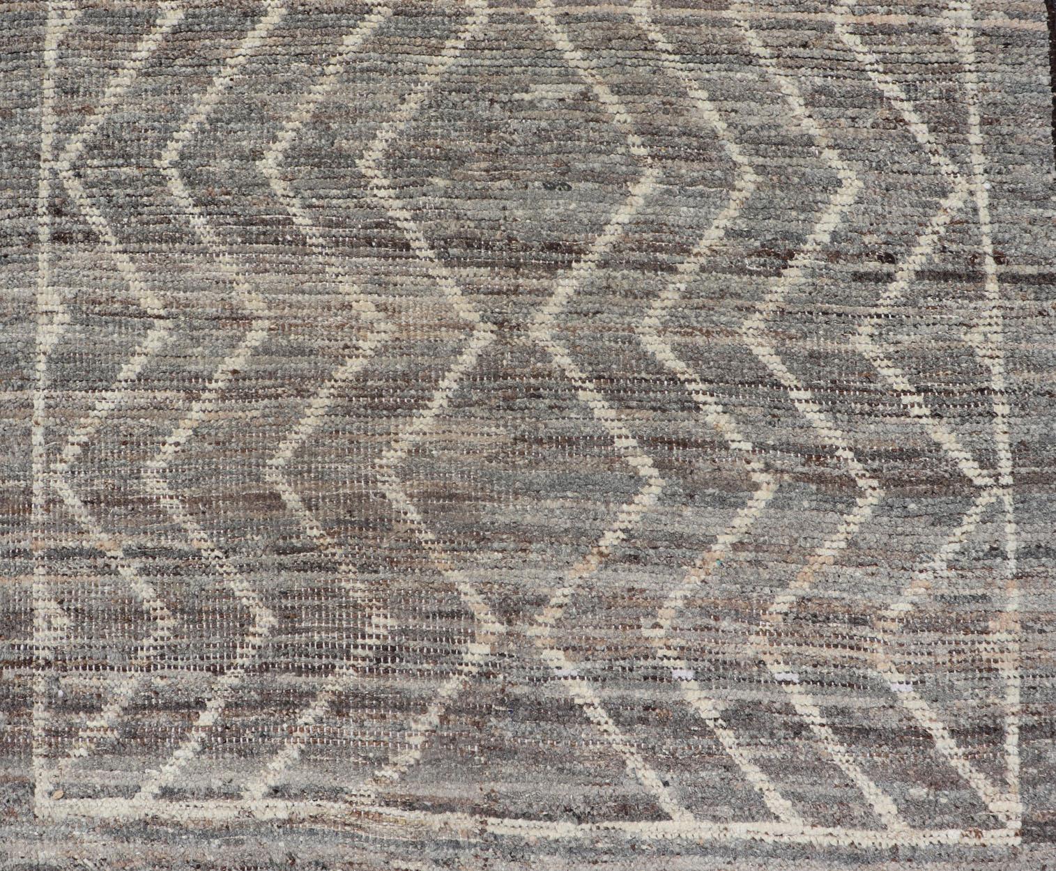 Tapis moderne à motif tribal en gris clair, taupe, crème et couleurs naturelles en vente 1