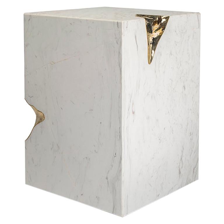 Table d'appoint moderne Ruins en marbre grec blanc et détails plaqués or en vente