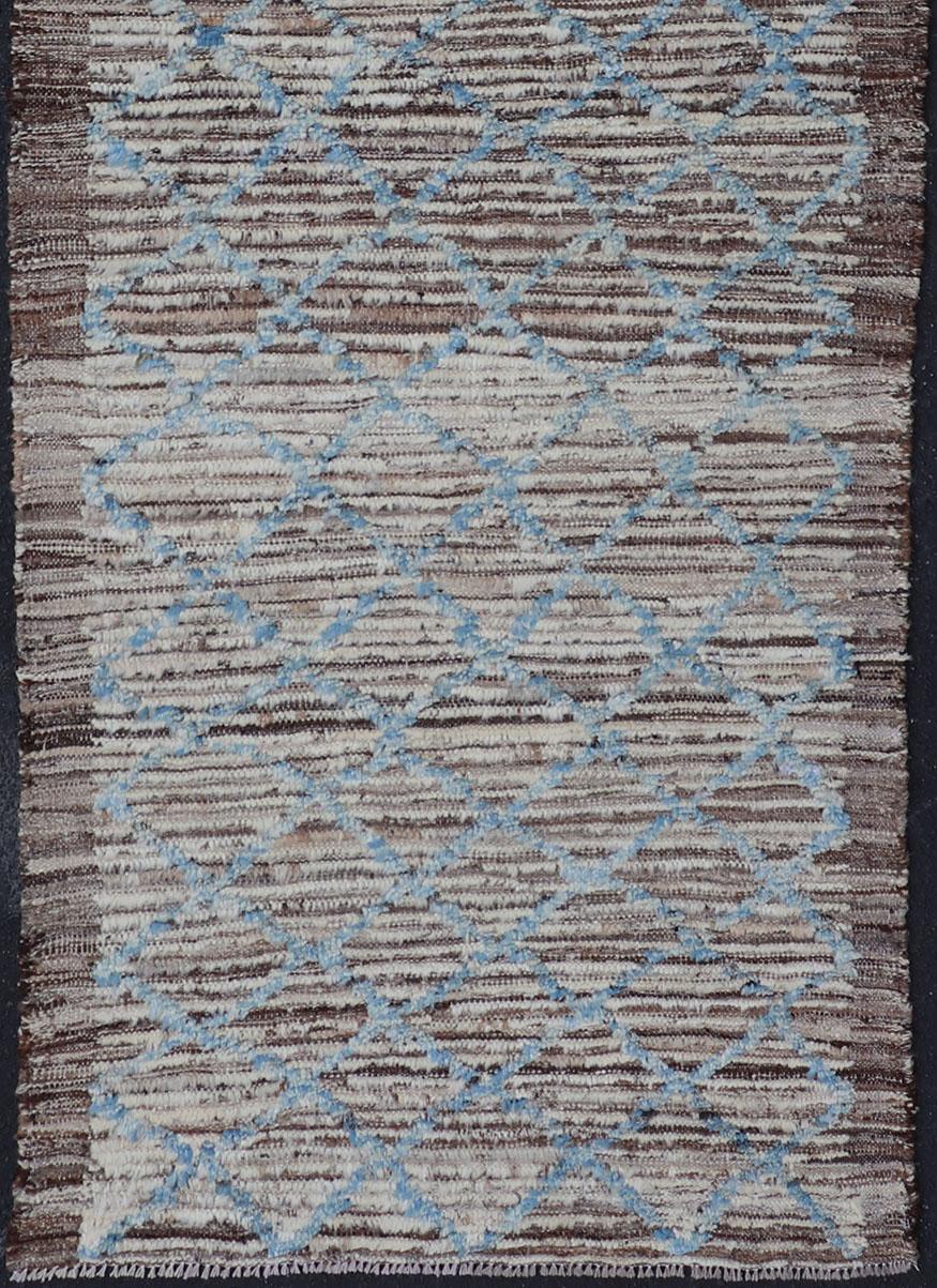 Afghan Tapis de couloir moderne à motif intégral en crème et bleu ciel sur fond brun en vente
