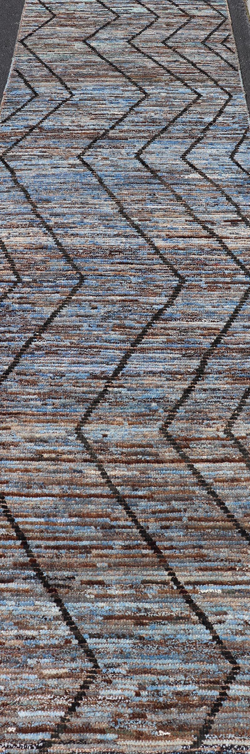 Afghan Tapis de couloir moderne à motif tribal partout en anthracite, bleu ciel, bleu et crème en vente