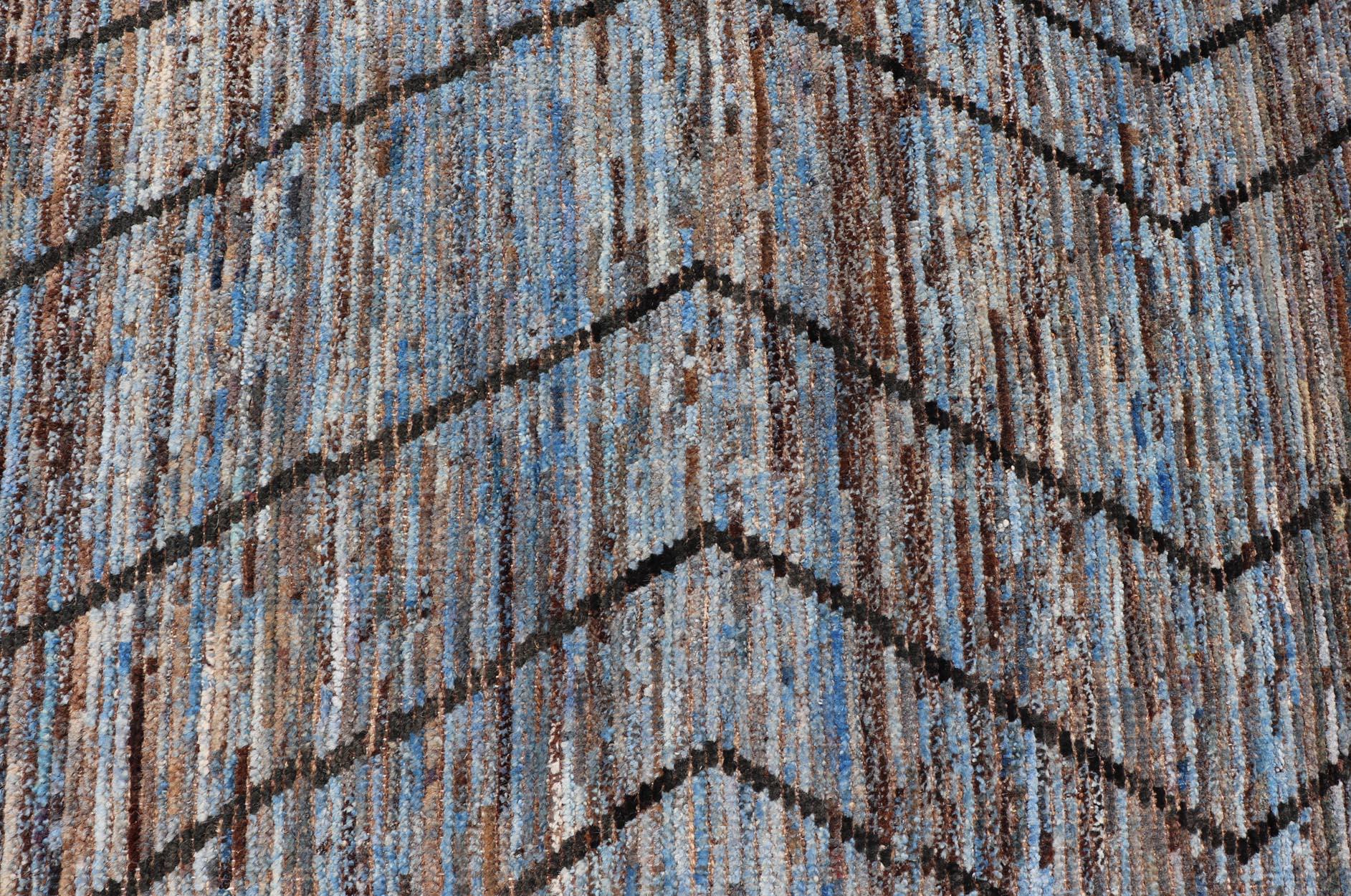 XXIe siècle et contemporain Tapis de couloir moderne à motif tribal partout en anthracite, bleu ciel, bleu et crème en vente