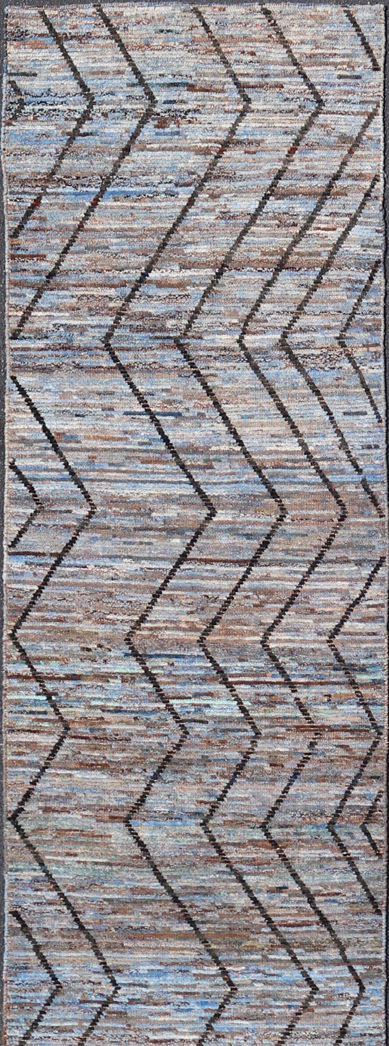 XXI secolo e contemporaneo Runner moderno con design tribale all-over nei colori carbone, azzurro, blu e crema. in vendita