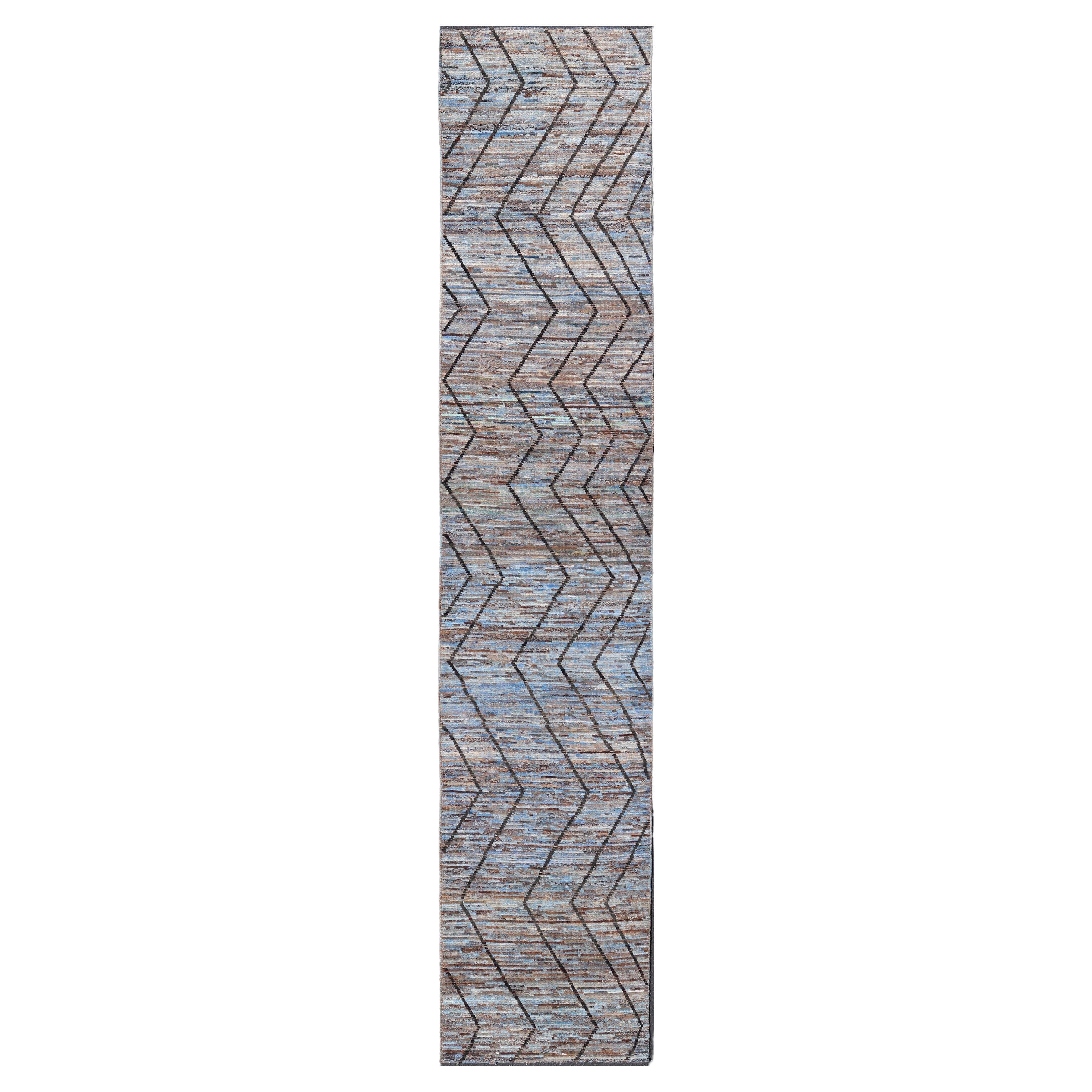 Tapis de couloir moderne à motif tribal partout en anthracite, bleu ciel, bleu et crème en vente