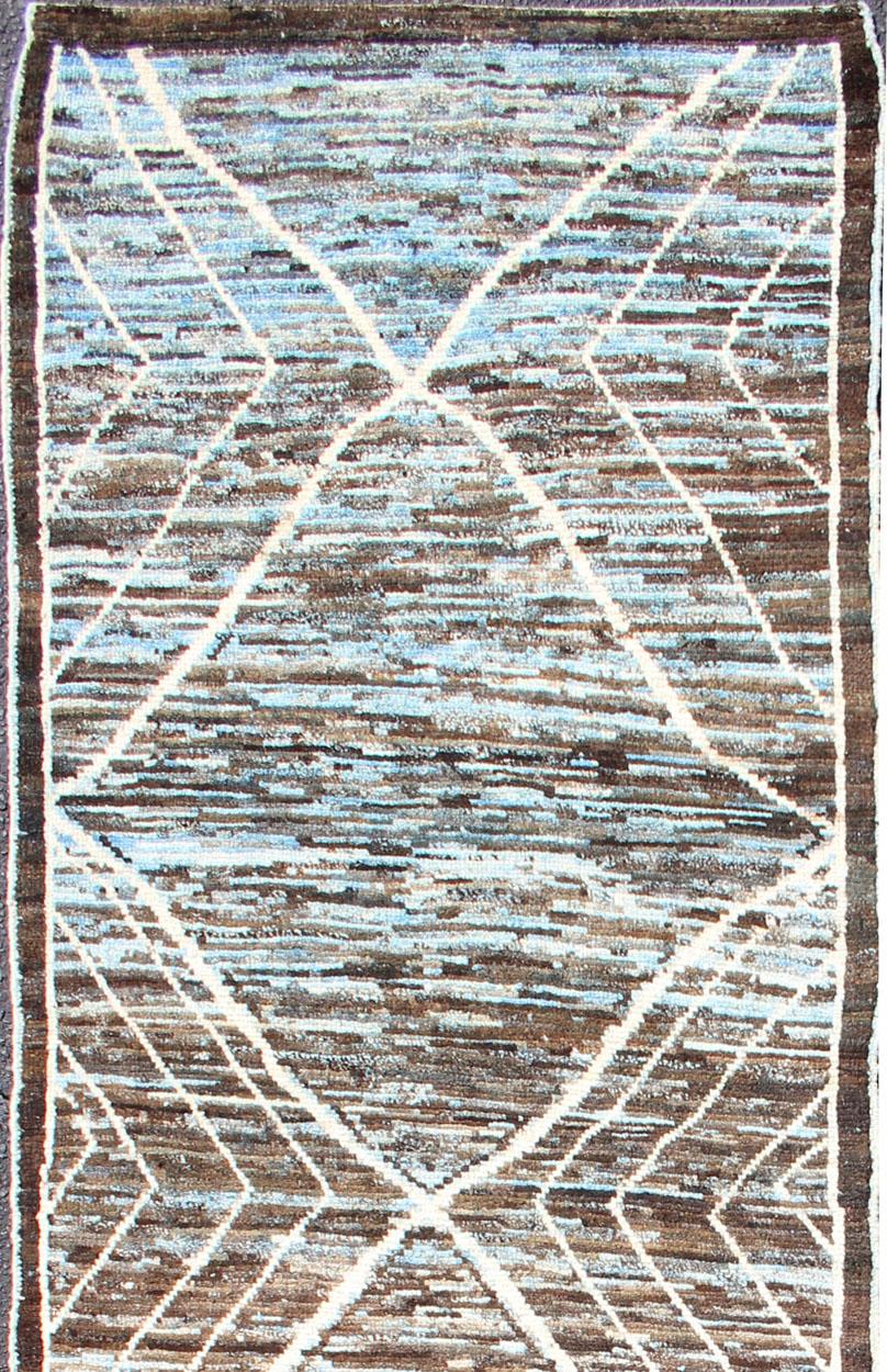 various blue and brown tones rug with Moroccan free-flowing tribal design, rug AFG-33322, country of origin / type: Afghanistan / 

The subdued design of this piled rug makes it perfect for modern and casual interiors alike. The coloration is
