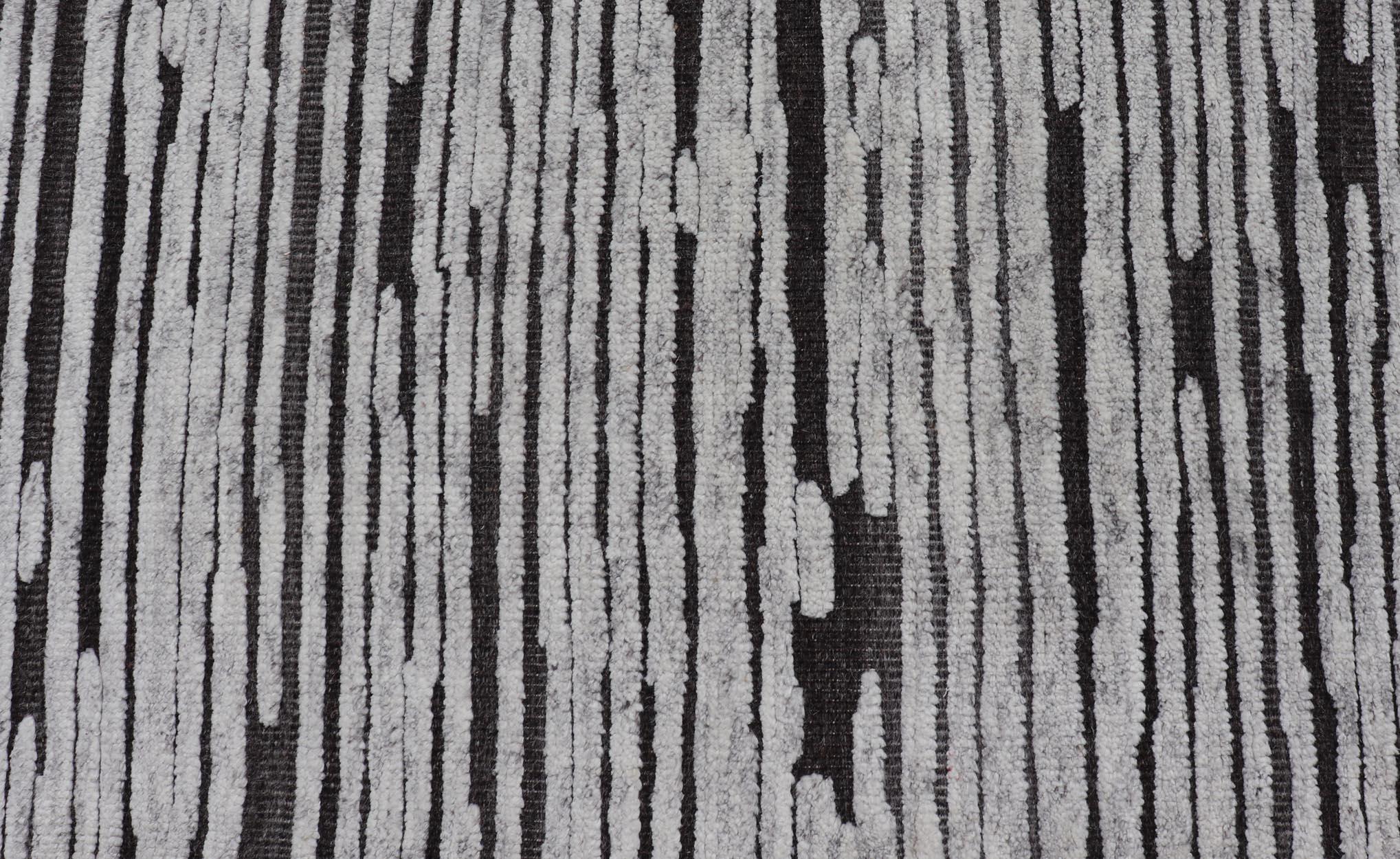 Runner moderno con design lineare astratto in carbone e grigio chiaro 2'5 x 11'8 in vendita 2