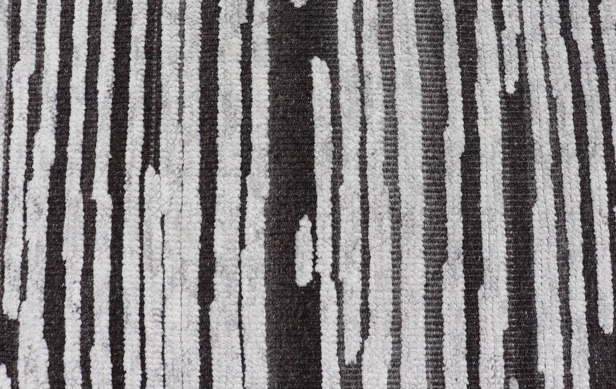 Runner moderno con design lineare astratto in carbone e grigio chiaro 2'5 x 11'8 in vendita 3