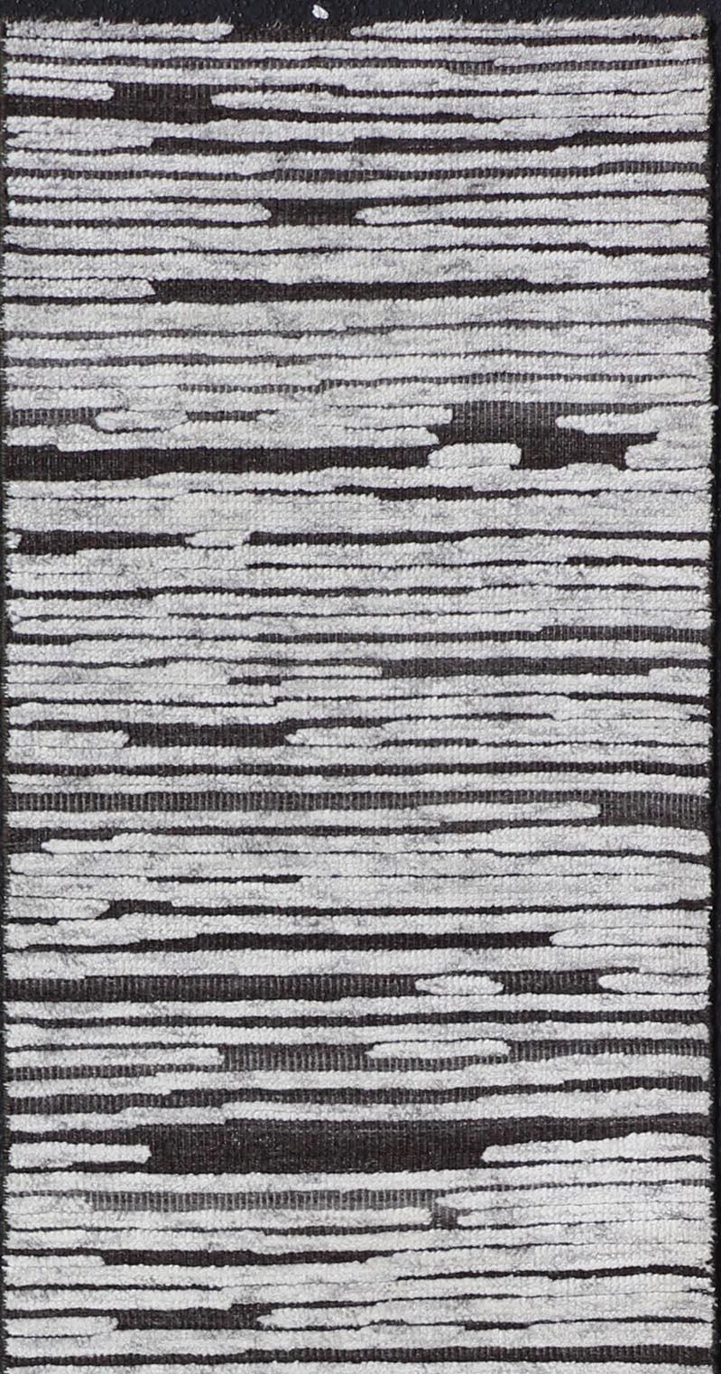 Misure: 2'5 x 11'8 

Tappeto moderno con design lineare astratto in grigio chiaro e antracite 2'5 x 11'8. Keivan Woven Arts / Tappeto/ KBE-080122, paese d'origine/tipo: Moderno/ India, circa 2000-.
Il runner Modern è caratterizzato da un'estetica