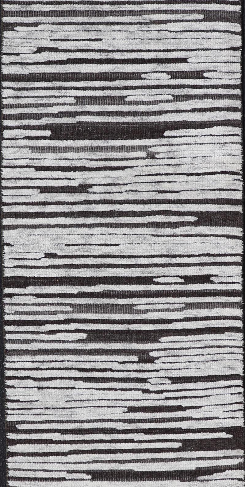 Moderno Runner moderno con design lineare astratto in carbone e grigio chiaro 2'5 x 11'8 in vendita