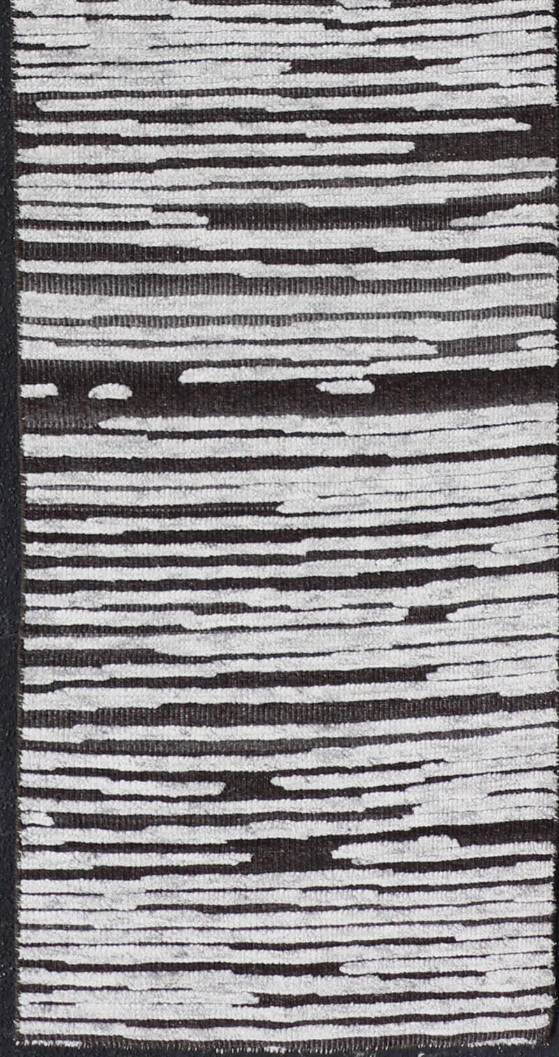 Marocchino Runner moderno con design lineare astratto in carbone e grigio chiaro 2'5 x 11'8 in vendita