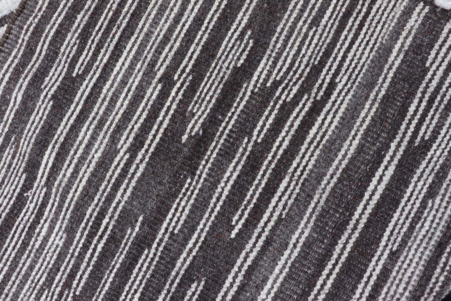 Annodato a mano Runner moderno con design lineare astratto in carbone e grigio chiaro 2'5 x 11'8 in vendita