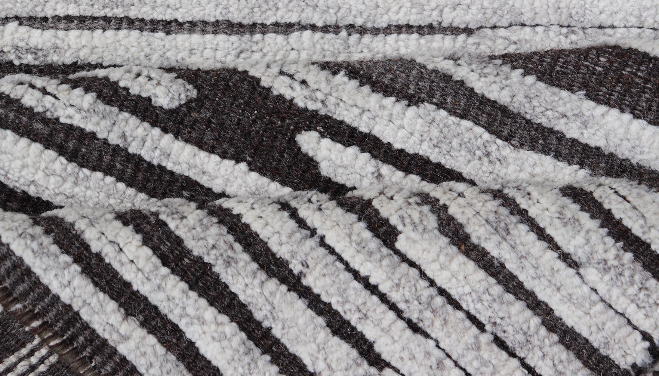 Runner moderno con design lineare astratto in carbone e grigio chiaro 2'5 x 11'8 In condizioni ottime in vendita a Atlanta, GA