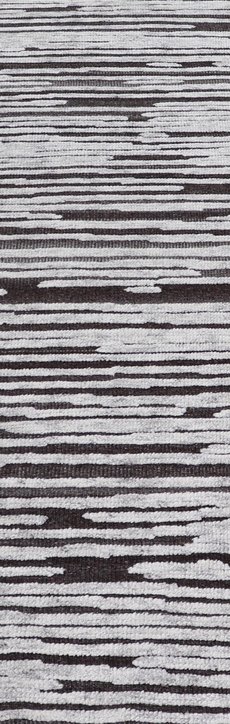 XXI secolo e contemporaneo Runner moderno con design lineare astratto in carbone e grigio chiaro 2'5 x 11'8 in vendita