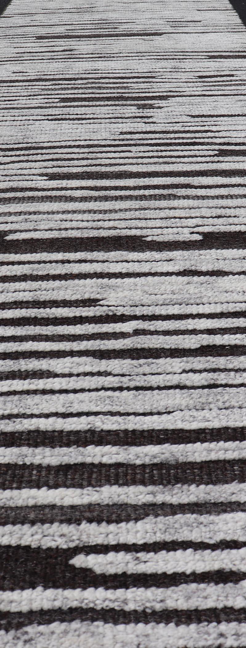 Lana Runner moderno con design lineare astratto in carbone e grigio chiaro 2'5 x 11'8 in vendita