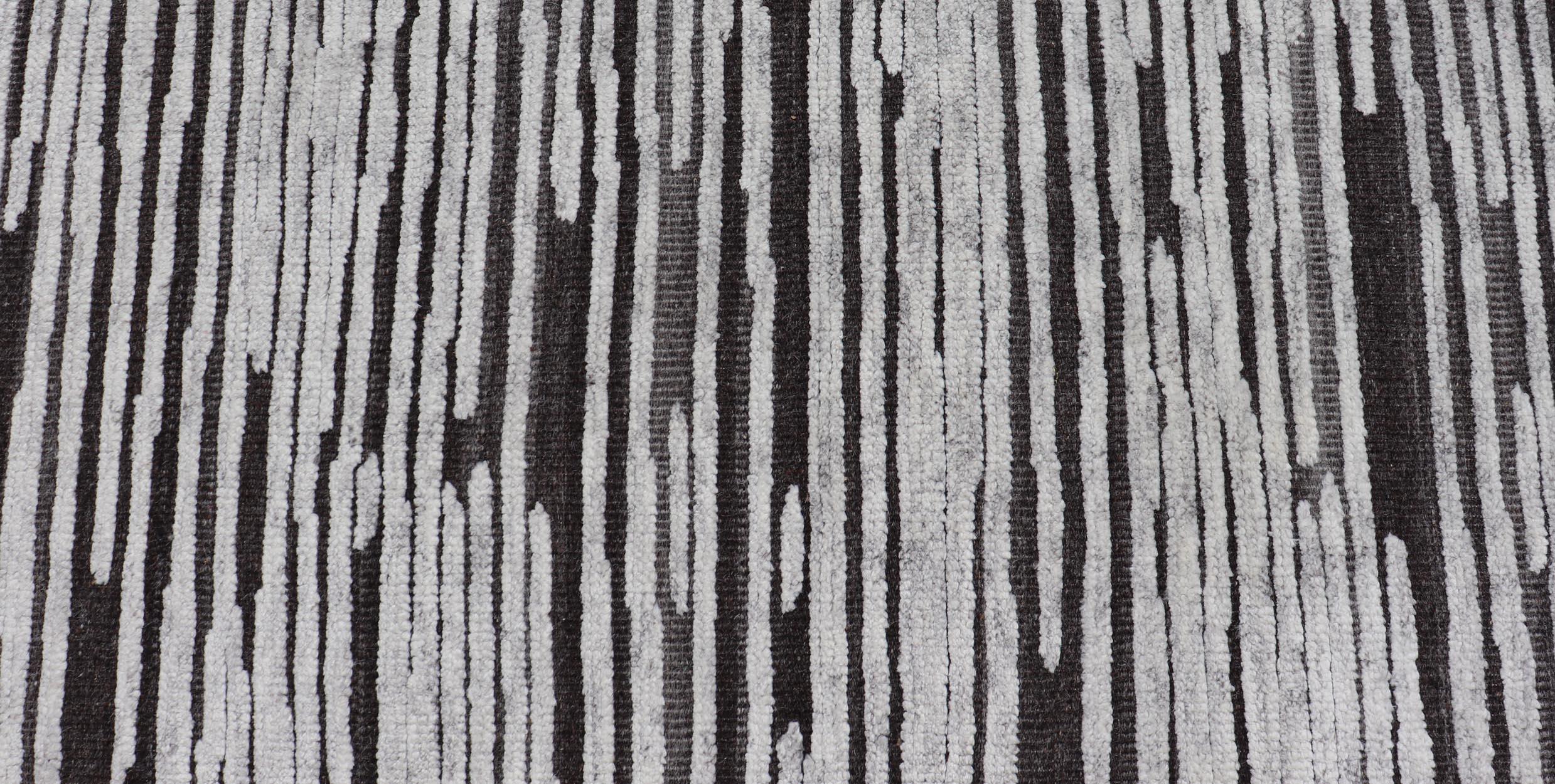 Runner moderno con design lineare astratto in carbone e grigio chiaro 2'5 x 11'8 in vendita 1