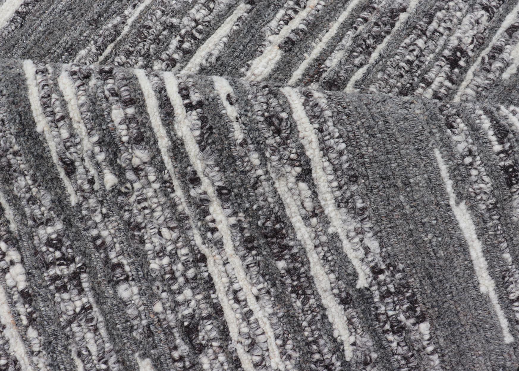 Runner moderno con design lineare verticale in grigio antracite e avorio 2'2 x 14'1 in vendita 3