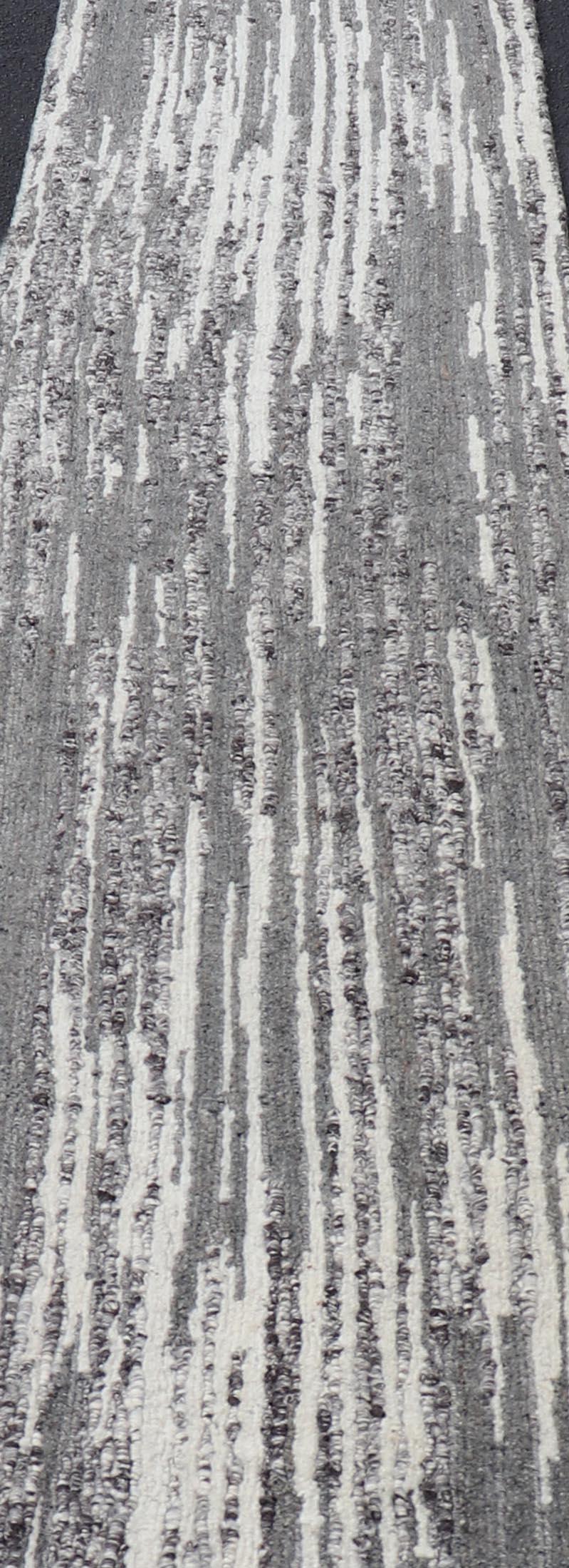 Runner moderno con design lineare verticale in grigio antracite e avorio 2'2 x 14'1 in vendita 4