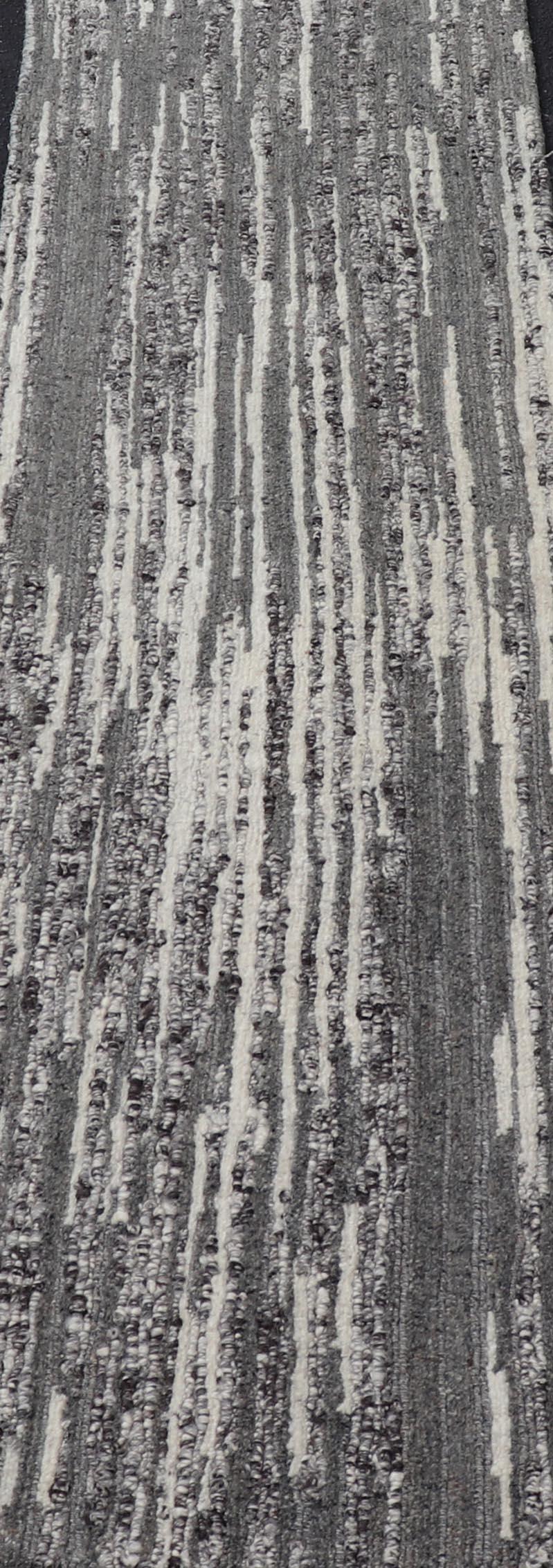 Misure: 2'2 x 14'1 

Runner moderno con design lineare verticale in grigio antracite e avorio 2'2 x 14'1. Keivan Woven Arts / Tappeto/KHN-080322, paese d'origine/tipo: Moderno/ India, circa 2000-.

Il runner Modern ha un design elegante e