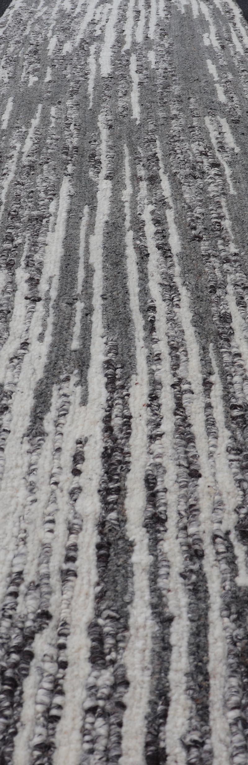 Moderno Runner moderno con design lineare verticale in grigio antracite e avorio 2'2 x 14'1 in vendita