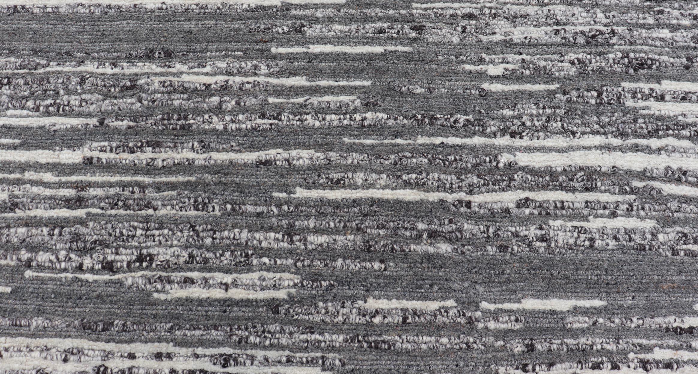 Marocchino Runner moderno con design lineare verticale in grigio antracite e avorio 2'2 x 14'1 in vendita