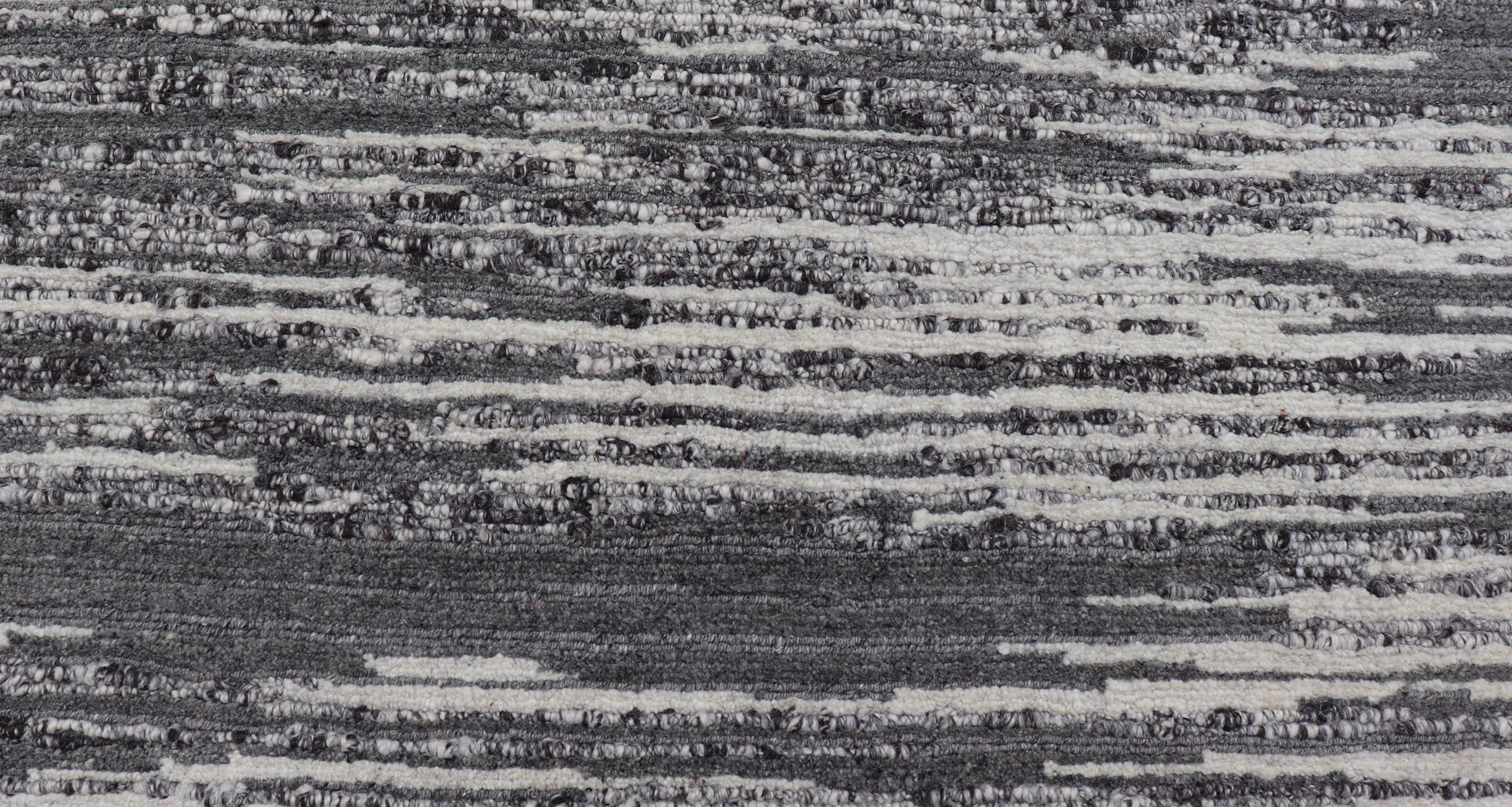 Annodato a mano Runner moderno con design lineare verticale in grigio antracite e avorio 2'2 x 14'1 in vendita