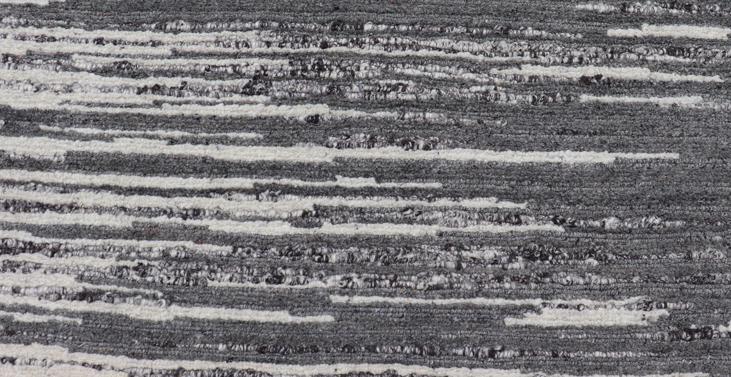 Runner moderno con design lineare verticale in grigio antracite e avorio 2'2 x 14'1 In condizioni ottime in vendita a Atlanta, GA