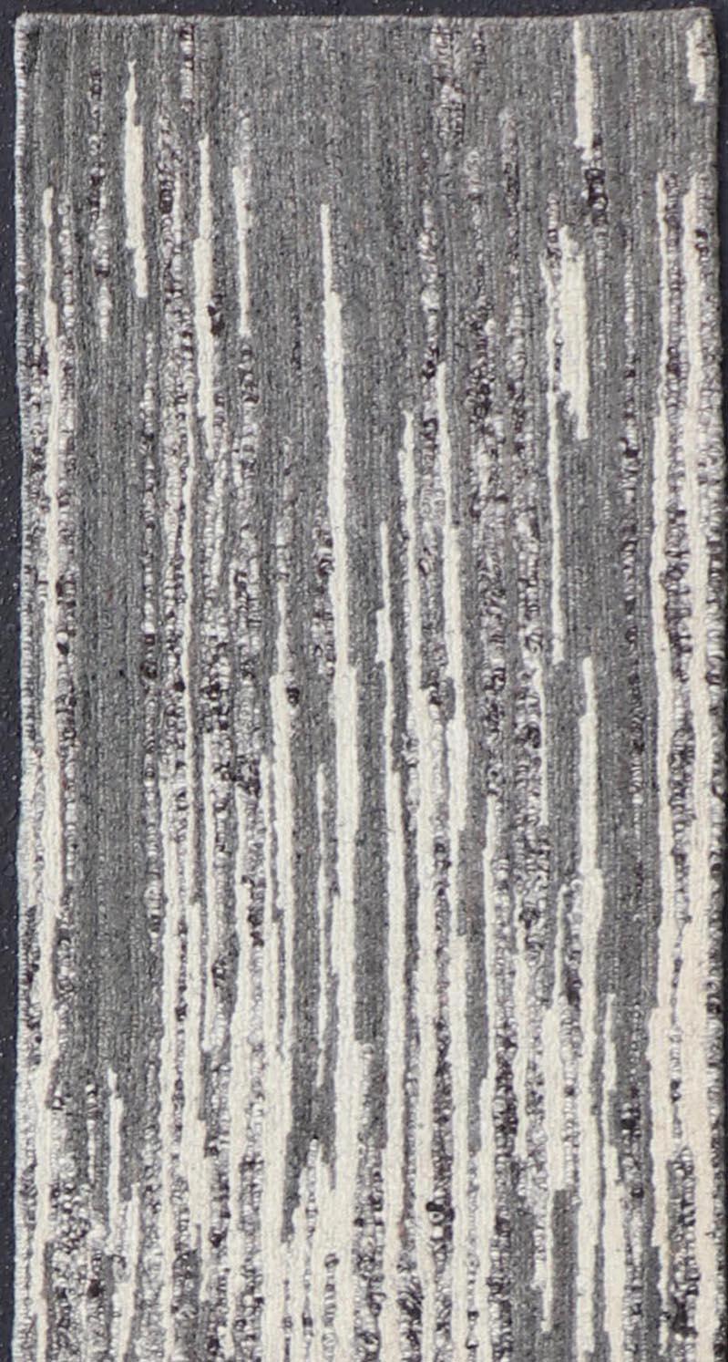 XXI secolo e contemporaneo Runner moderno con design lineare verticale in grigio antracite e avorio 2'2 x 14'1 in vendita