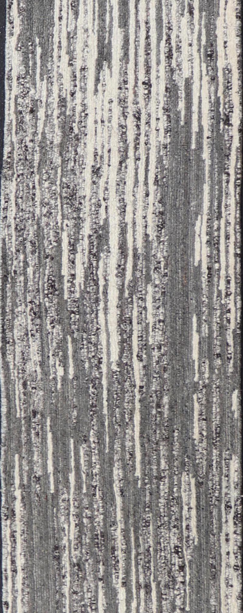 Lana Runner moderno con design lineare verticale in grigio antracite e avorio 2'2 x 14'1 in vendita