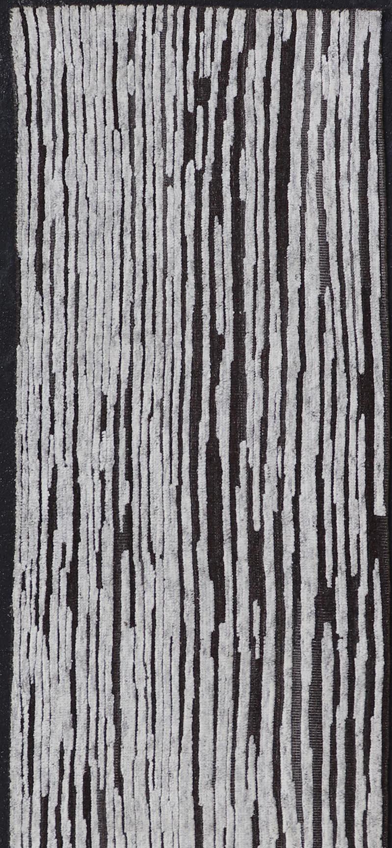 Misure: 3'0 x 13'5 

Tappeto moderno con design a strisce verticali nei colori antracite e grigio tenue 3 x 13'5. Keivan Woven Arts / Tappeto/ KBE-080222, paese d'origine/tipo: Moderno/ India, circa 2000-. 

Il runner Modern cattura un senso di