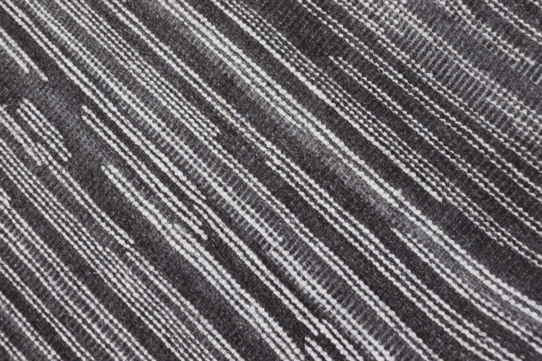 Annodato a mano Runner moderno con design a righe verticali in color antracite e grigio tenue 3 x 13'5 in vendita