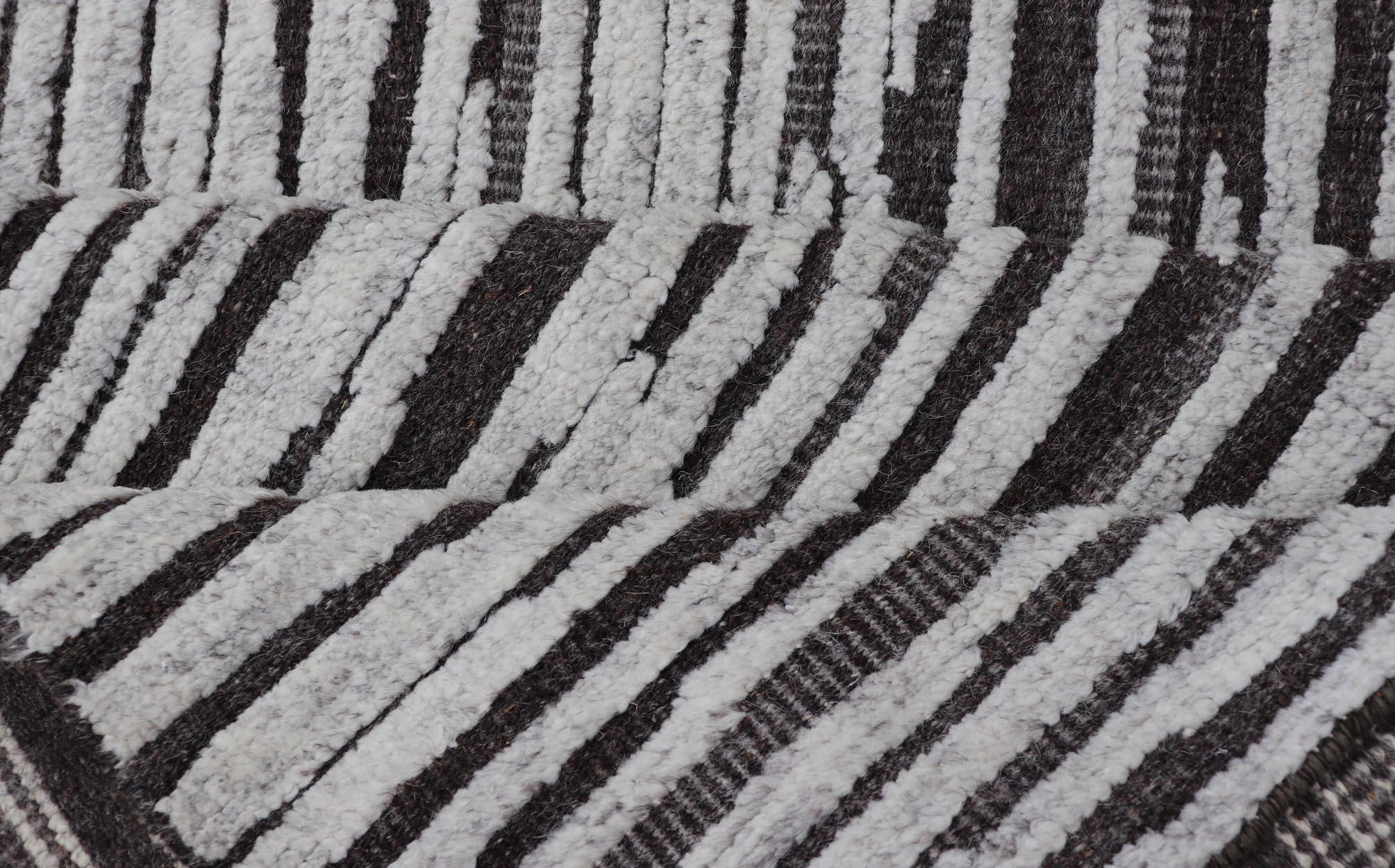 Runner moderno con design a righe verticali in color antracite e grigio tenue 3 x 13'5 In condizioni ottime in vendita a Atlanta, GA