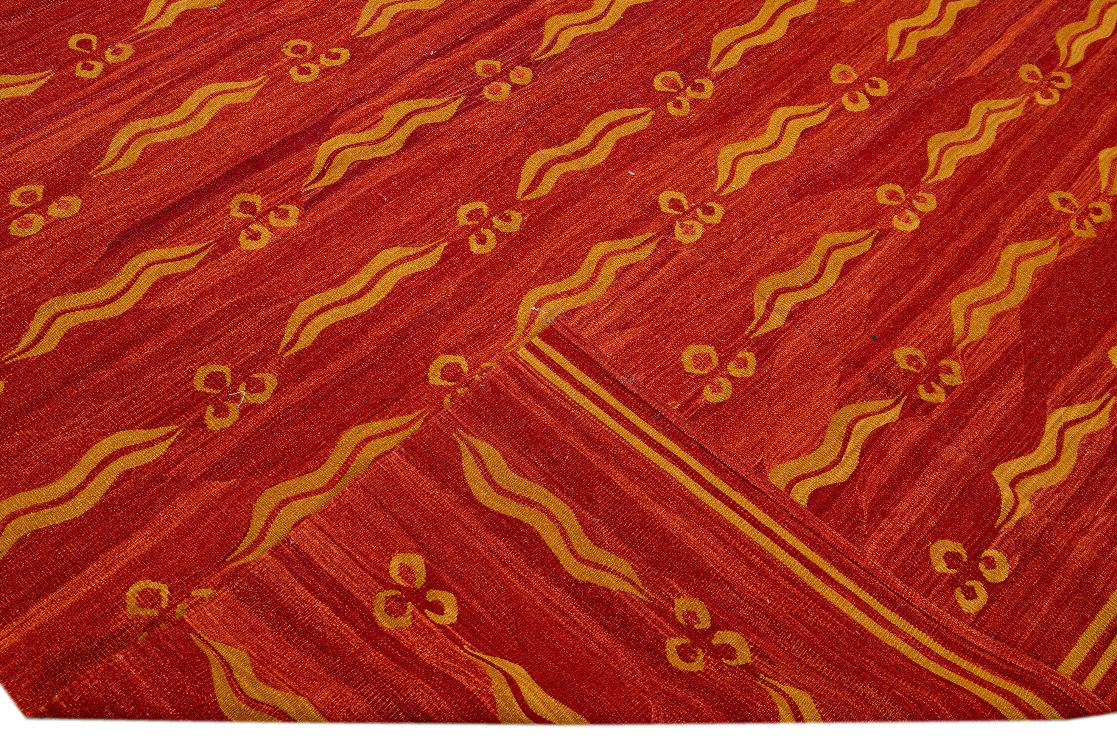 Schöne moderne persische Kelim Flachgewebe Wolle orange Feld. Dieses Stück hat Akzente aus Goldrute in einem wunderschönen geometrischen Muster, das überall zu sehen ist.

Dieser Teppich misst 10'3
