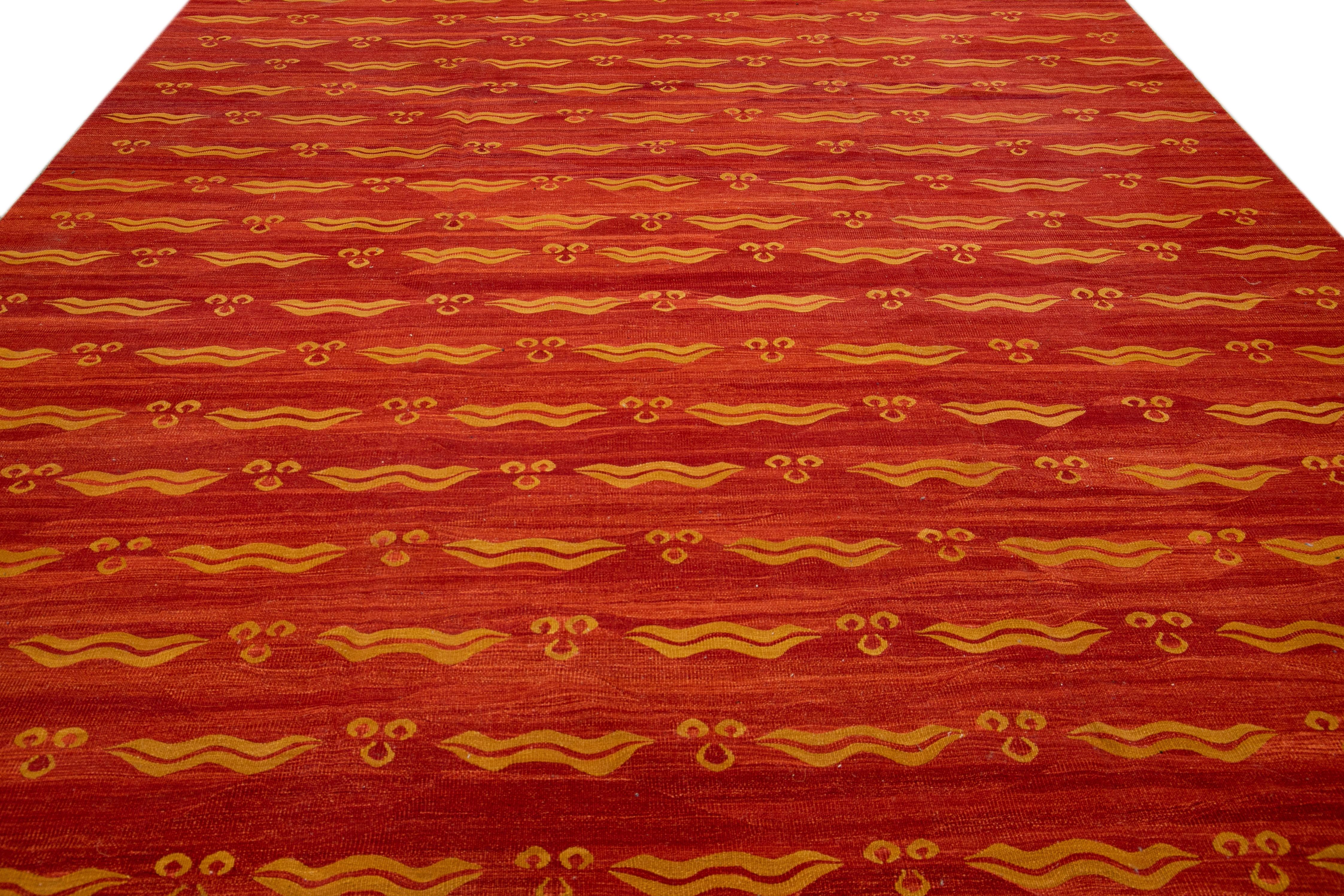 Moderner moderner Flachgewebe-Wollteppich aus rostfarbenem Kelim mit geometrischem Muster (Persisch) im Angebot